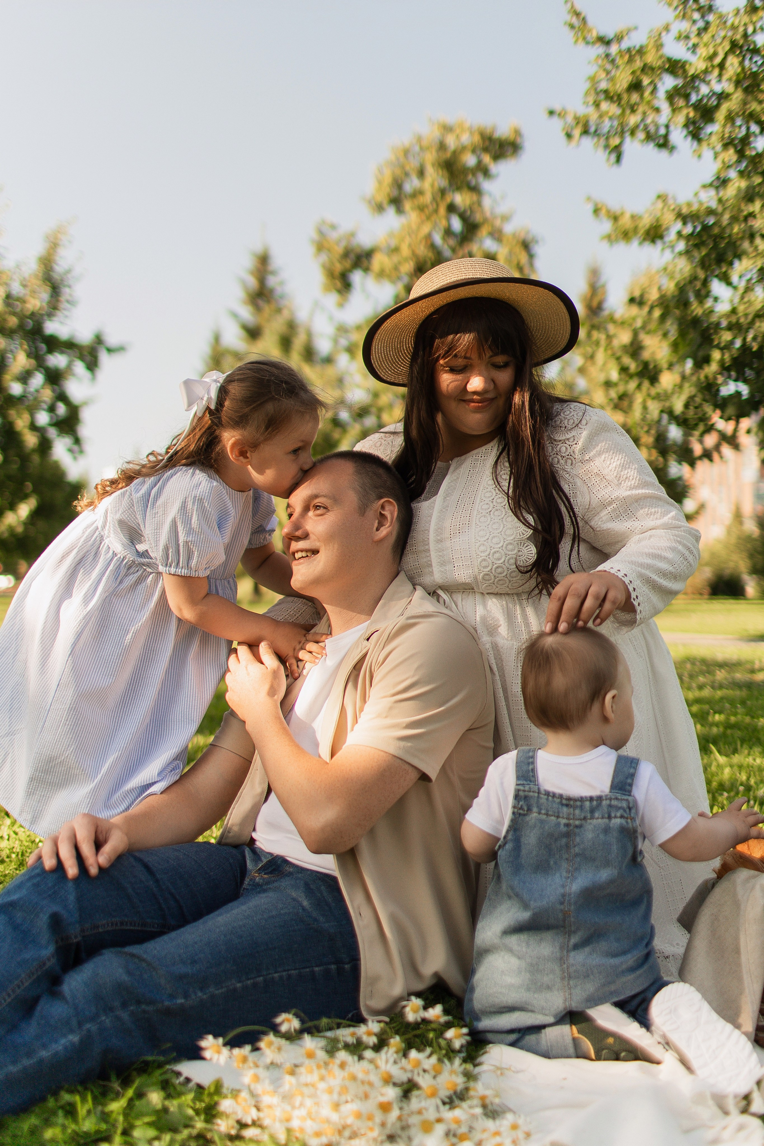 Летний день в парке. Семейная съемка — это красивый способ признаться своей семье в любви