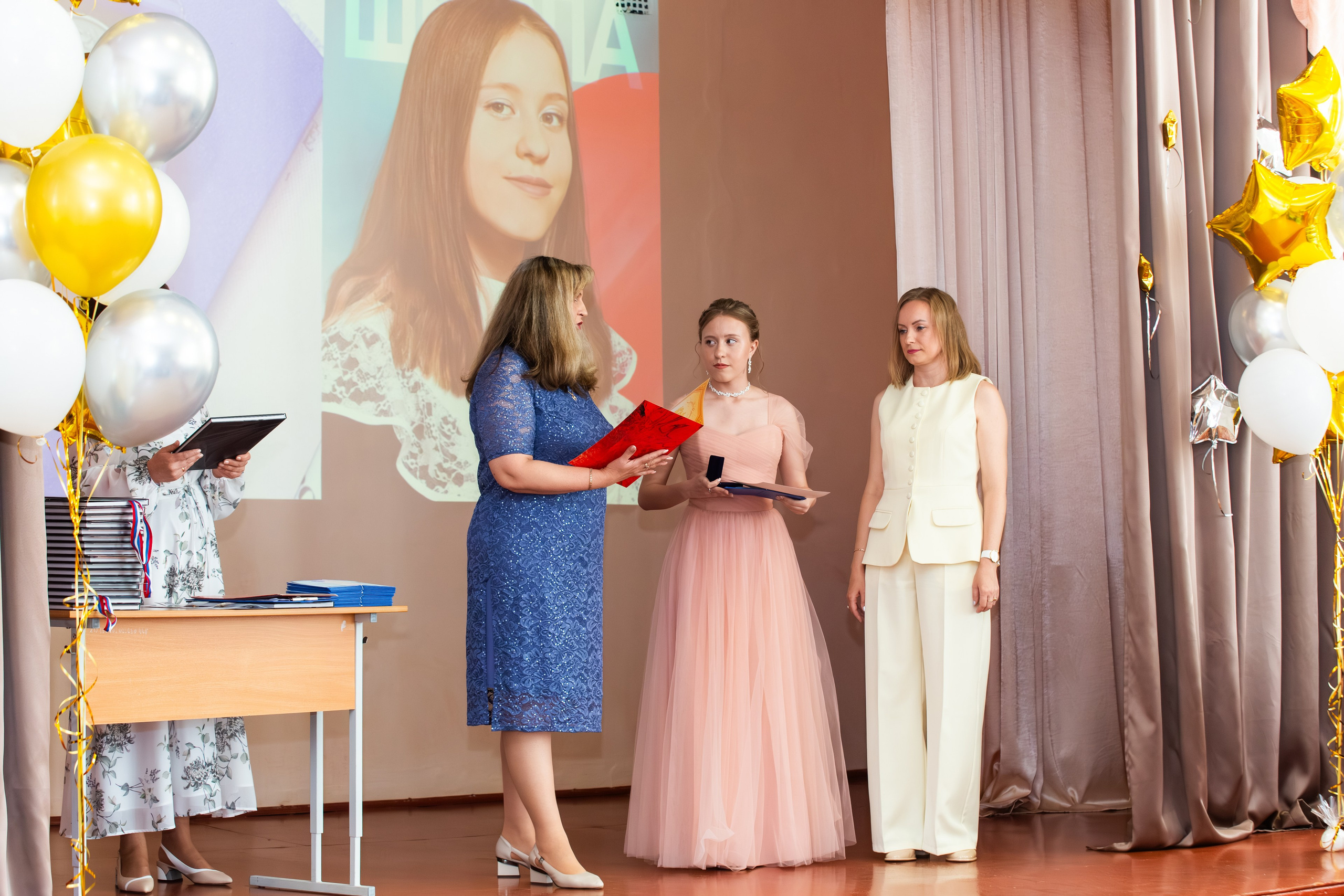 ВРУЧЕНИЕ ДИПЛОМОВ 2025 4 ШКОЛА Г.МЦЕНСК. Профессиональный фотограф в Мценске и Орловской области