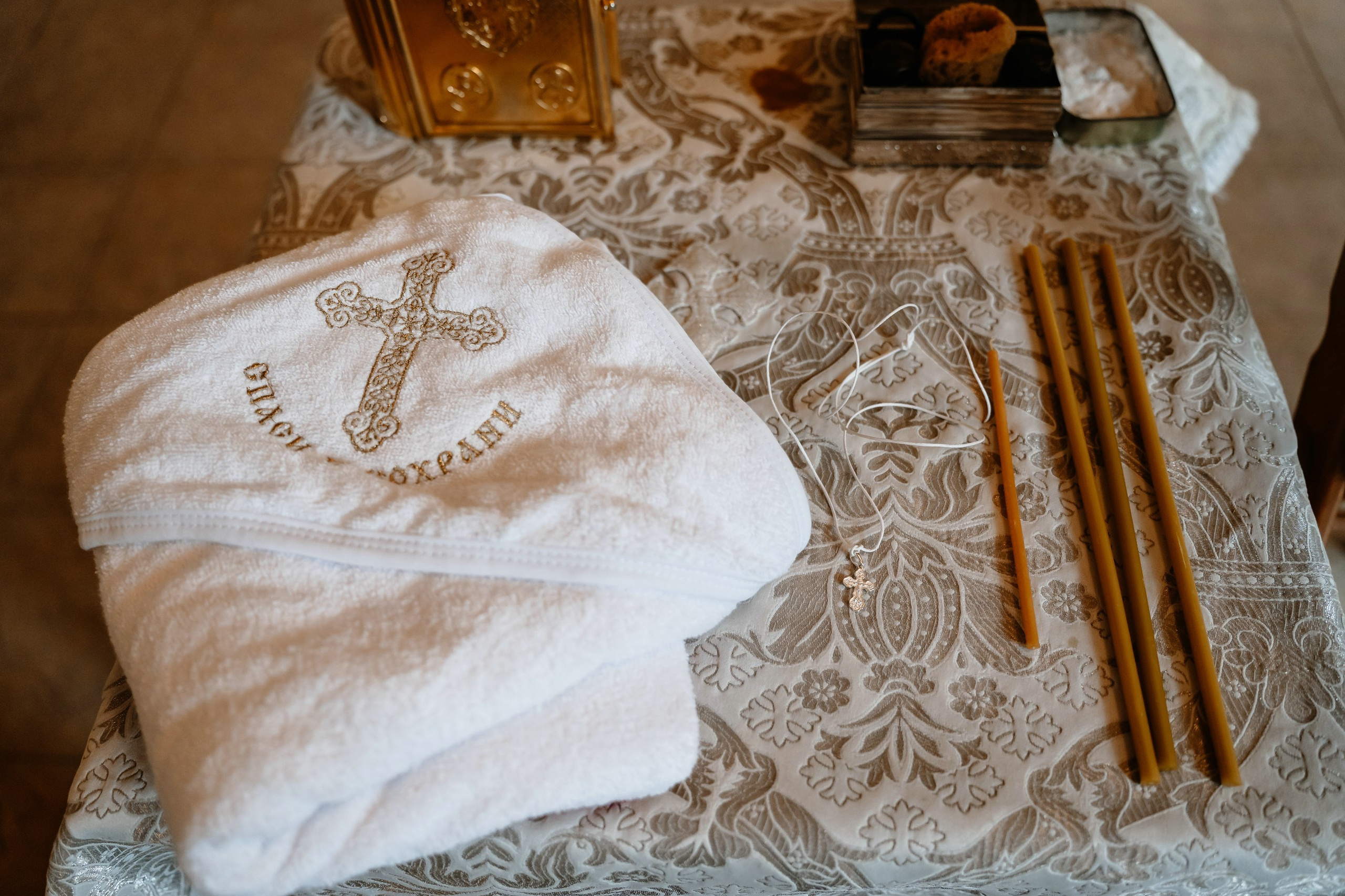 Крестик ребенку на крестины.