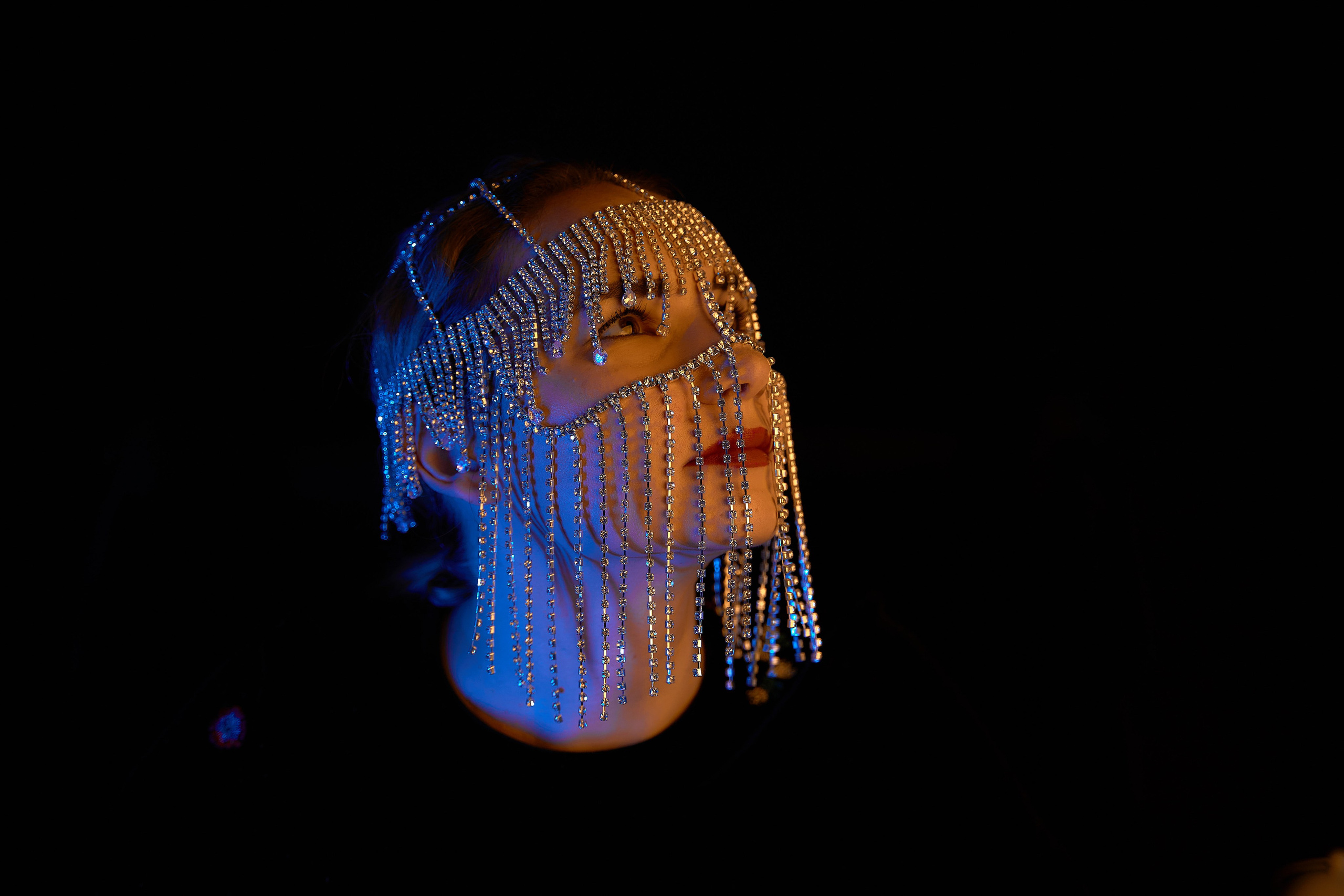 Анастасия Артемова блогер канала на ютубе про русскую литератору Онегин и Печорин.