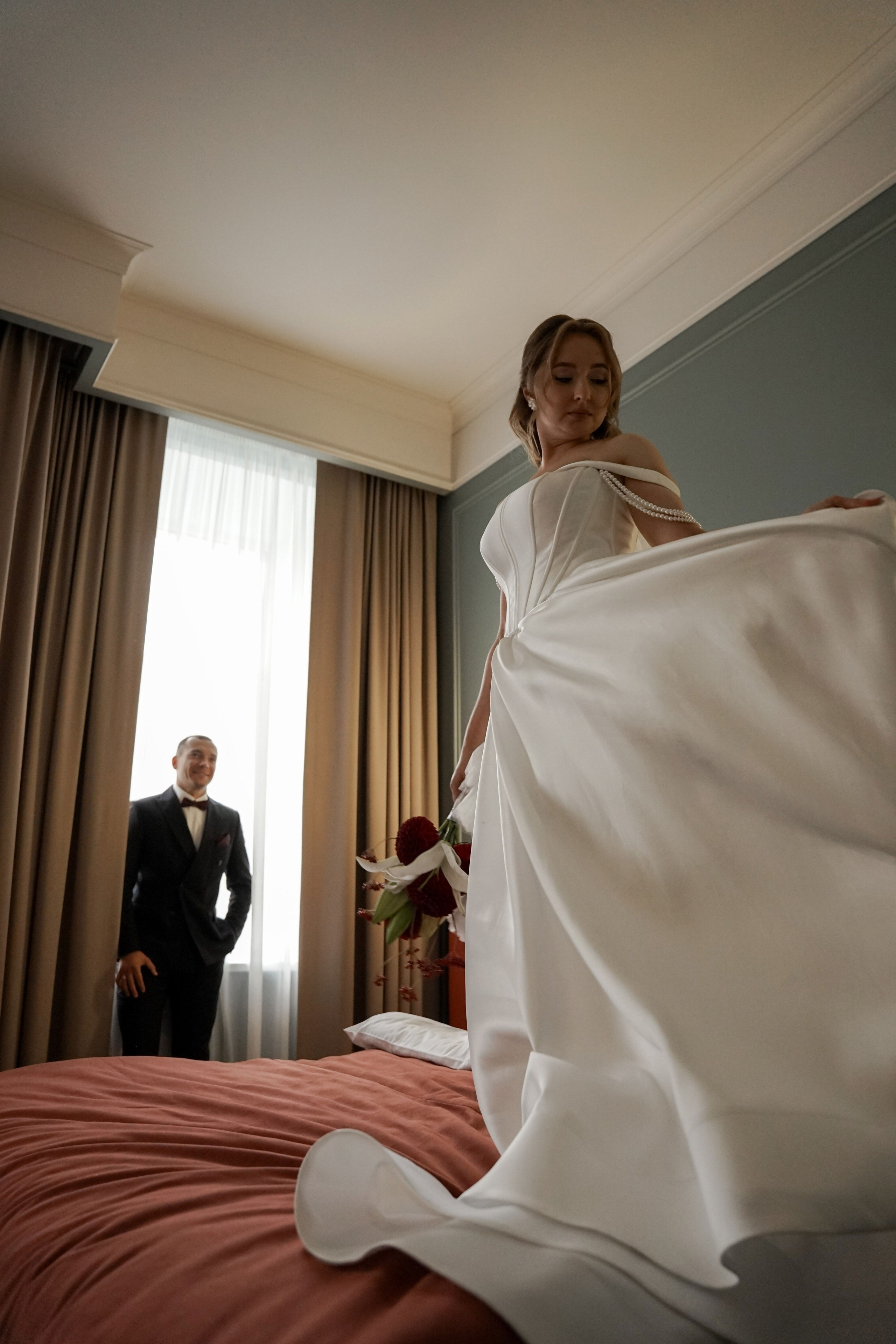 Кристина и Андрей: лавстори в гостинице и динамичный банкет. Фотограф в Иркутске