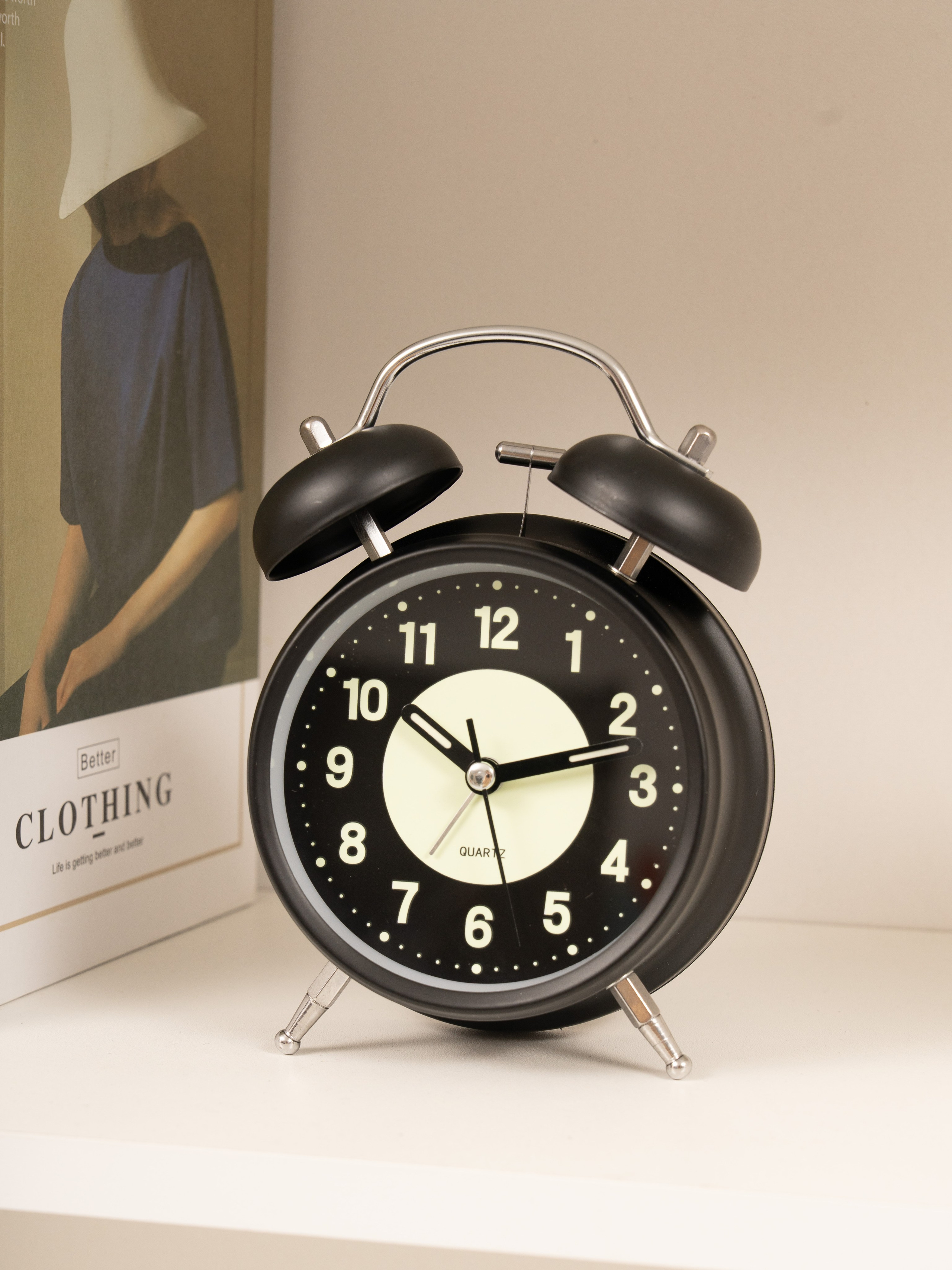 Будильники. Фотограф