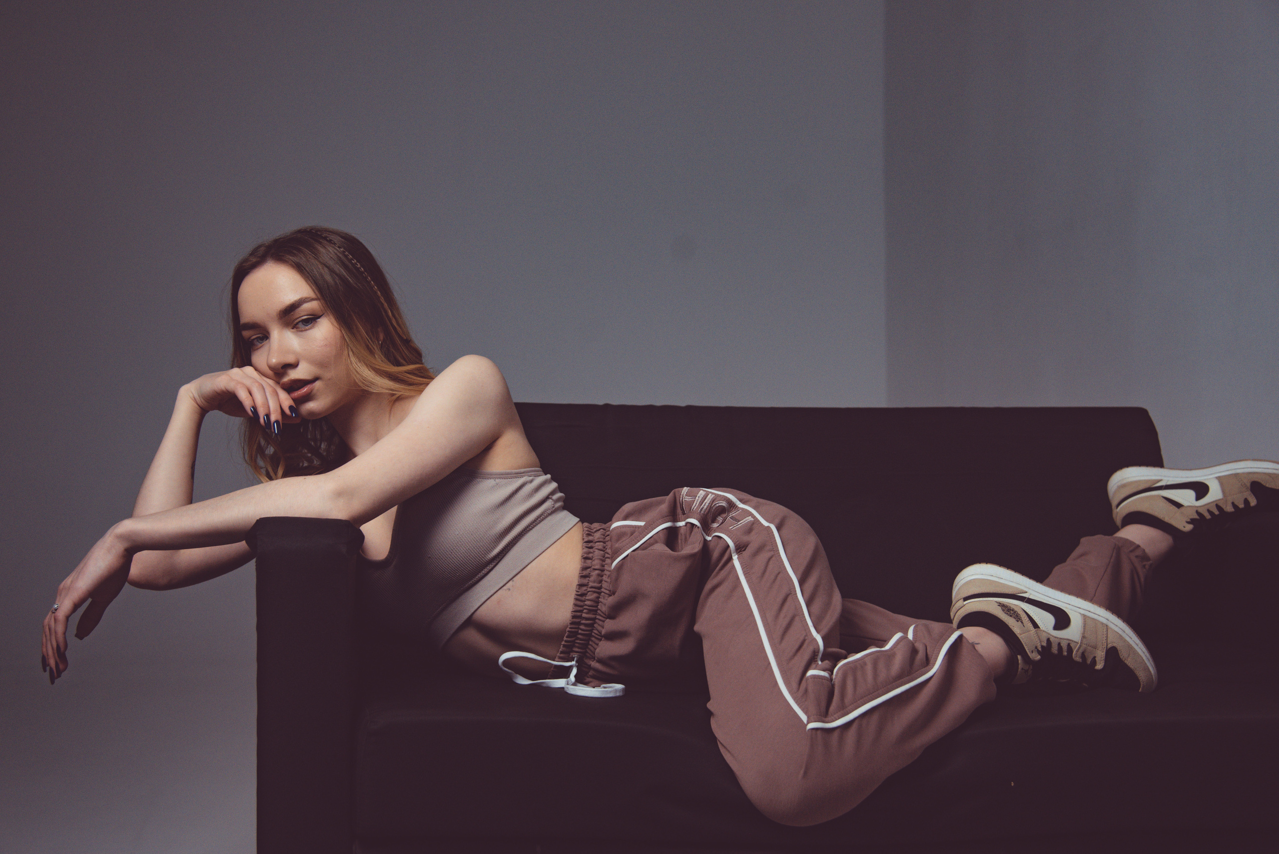 фотосессия в студии позы на диване