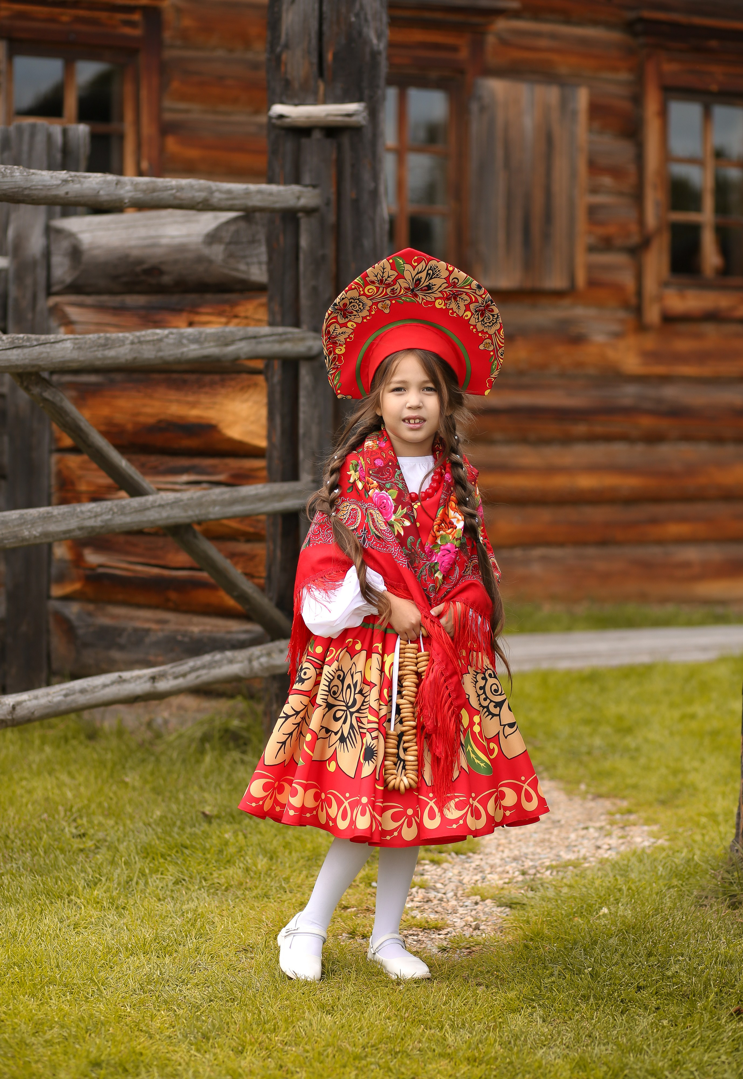 аренда наряда "хохлома". В состав костюма входит юбка, жилет, рубашка, подъюбник. Кокошник оплачивается отдельно! Стоимость проката сутки 3000р. с кокошником 3500р. рост модели на фото 128 см.