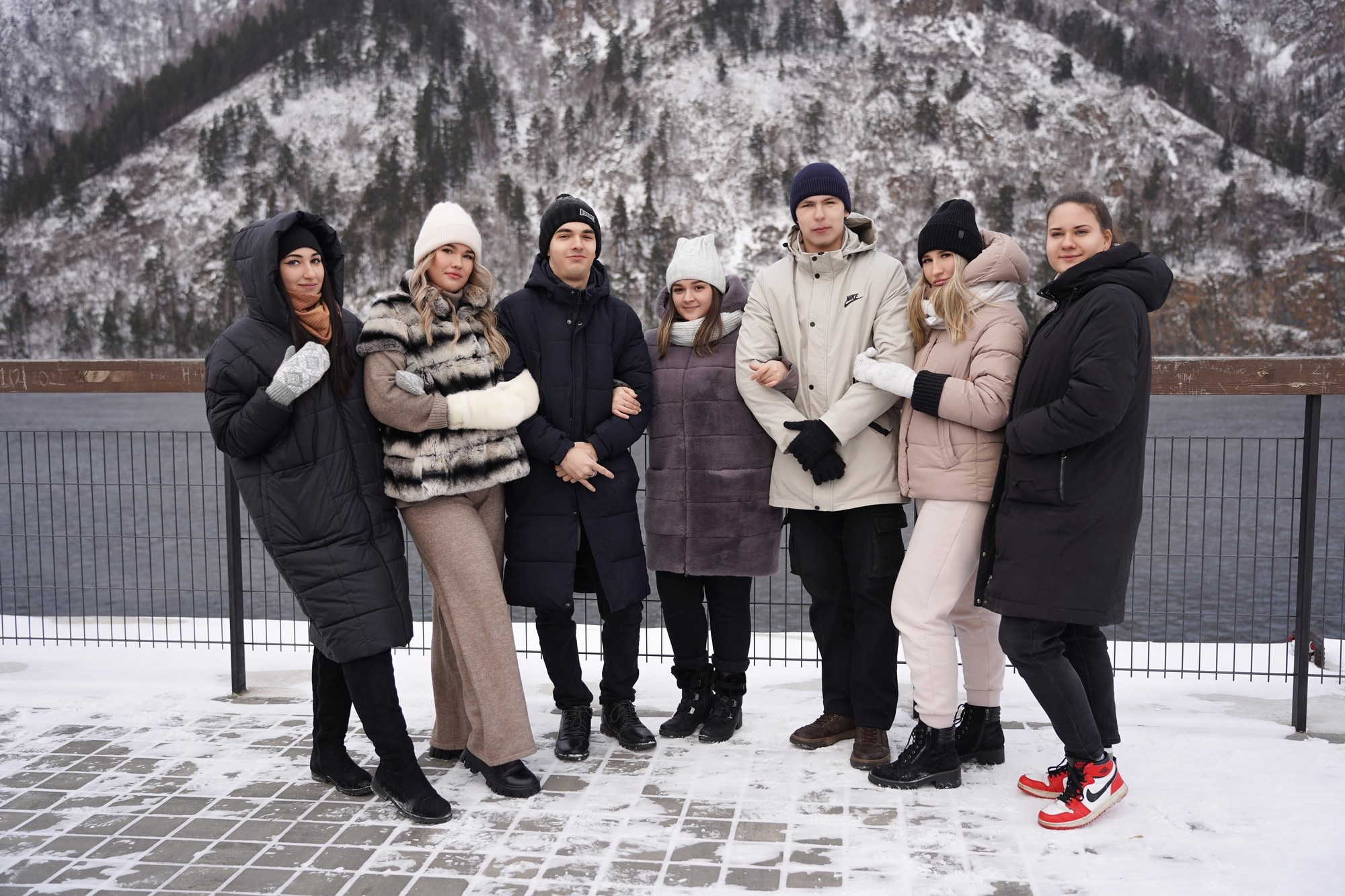 Зимняя фотосессия для выпускного альбома студентов Дивногорского Медицинского Техникума. СИГМА | Студия выпускных альбомов Красноярск