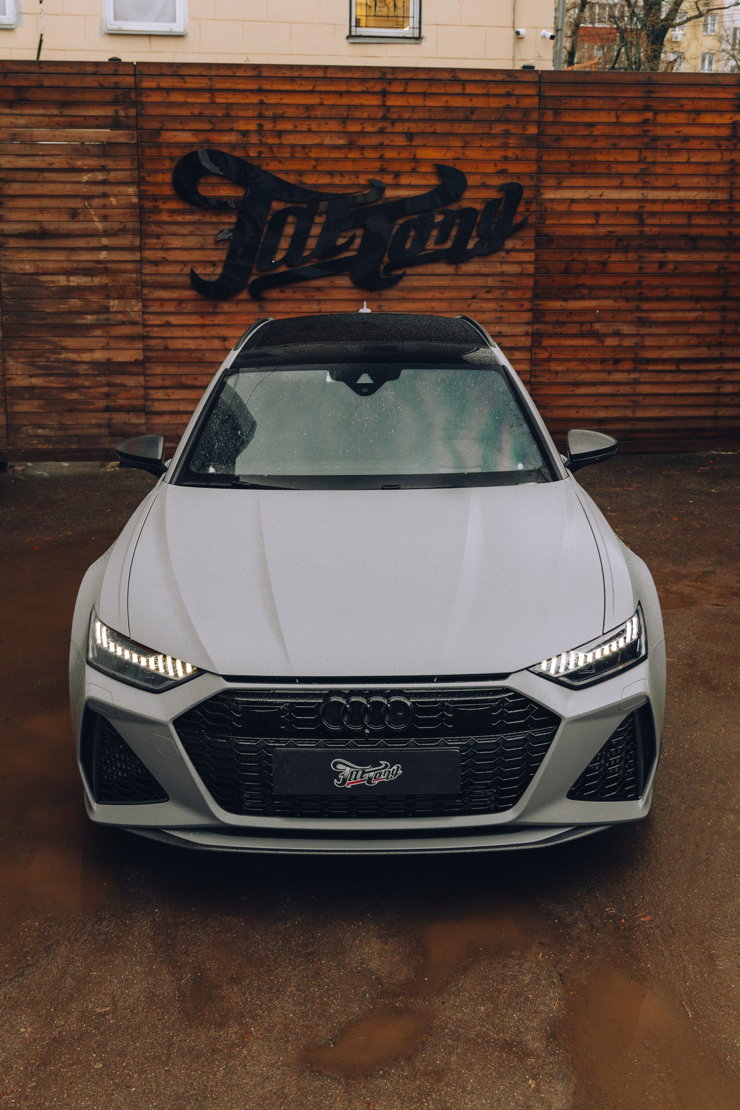 Audi RS6 снятие старой шумоизоляции и нанесение новой. DeLorein