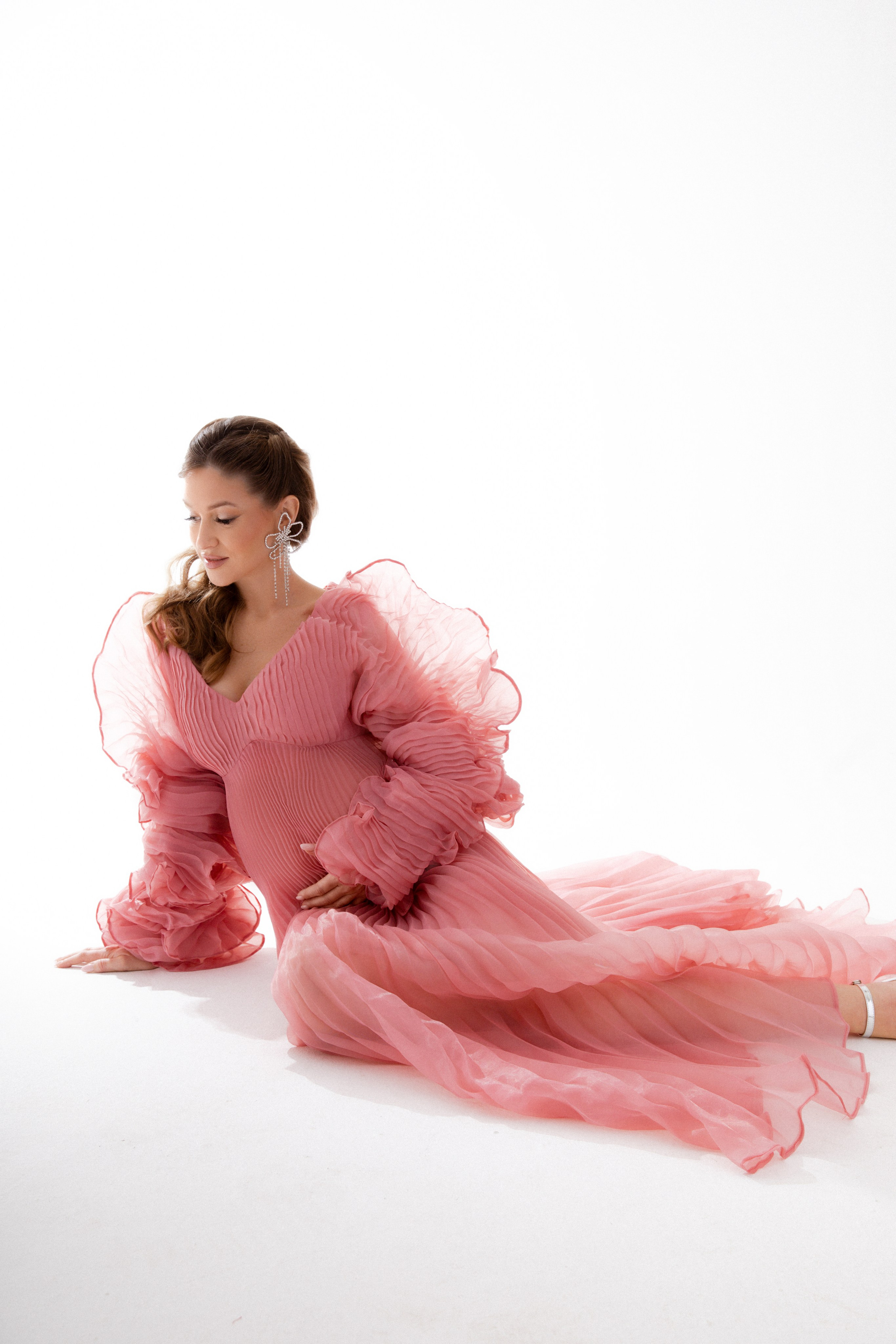 Анна. Фотосессия беременности на циклораме. Фотограф в Москве Ольга Сатони