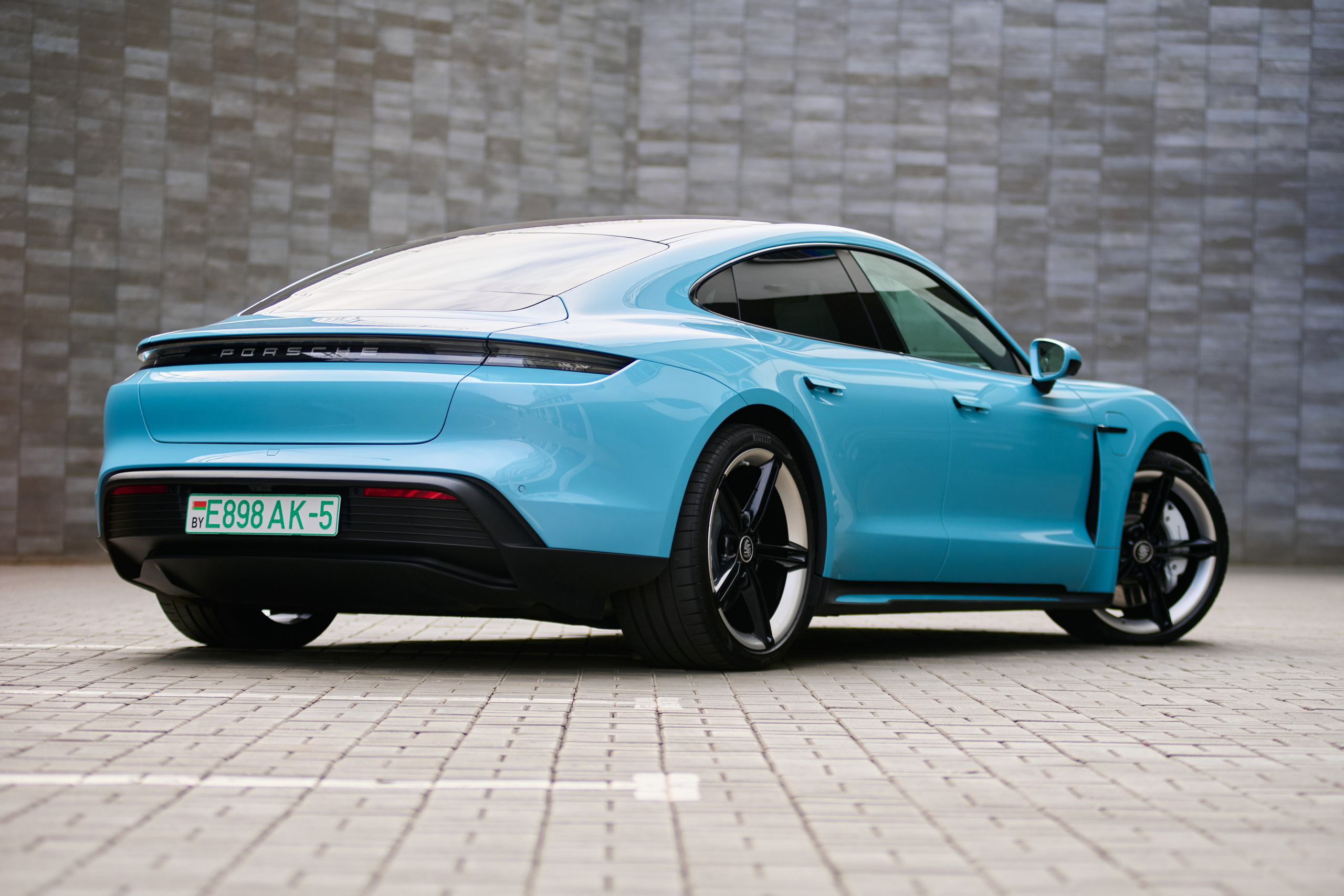 Голубой Porsche Taycan 4S с заднего правого ракурса
