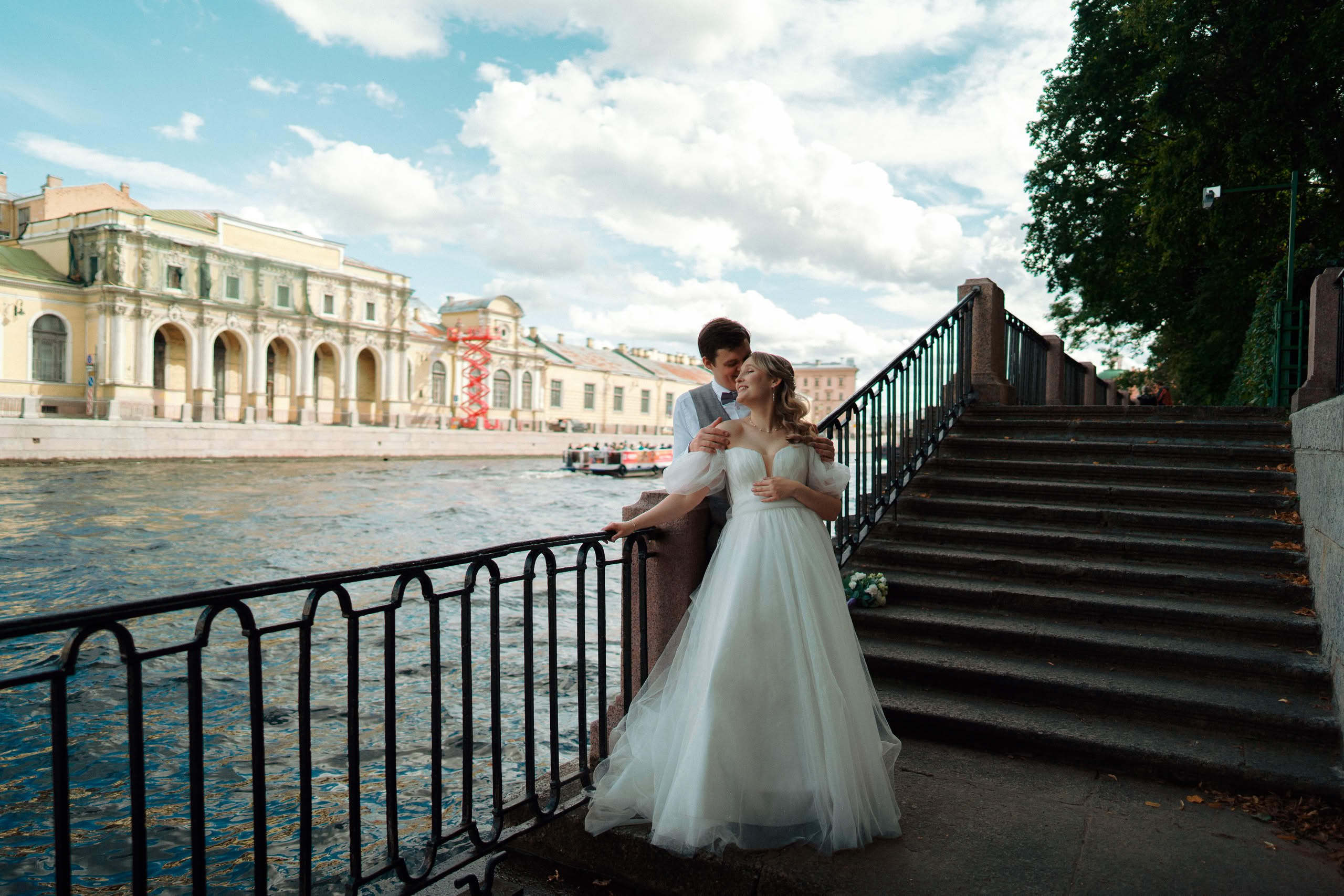 Свадебная фотосессия невесты у воды на Фонтанке