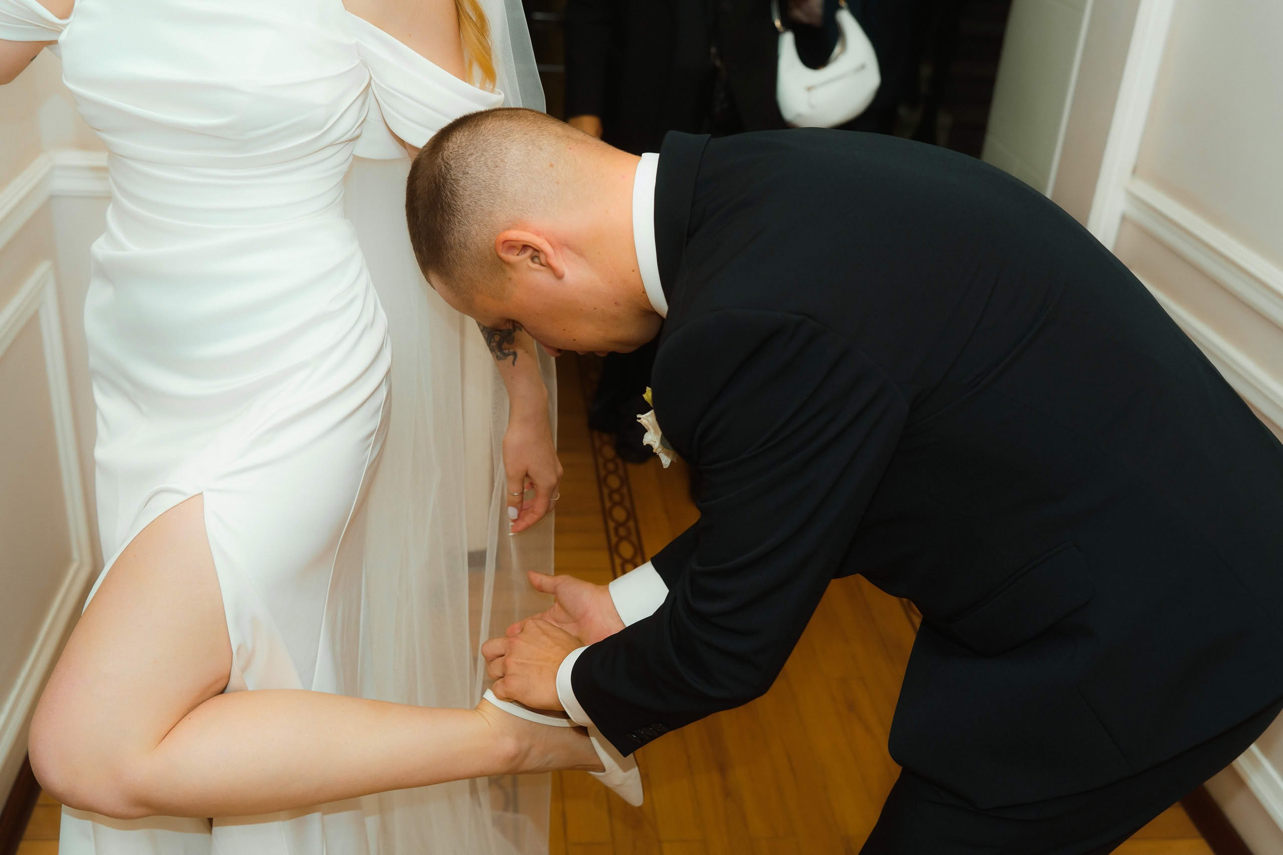 Жених снимает туфельку с ноги невесты