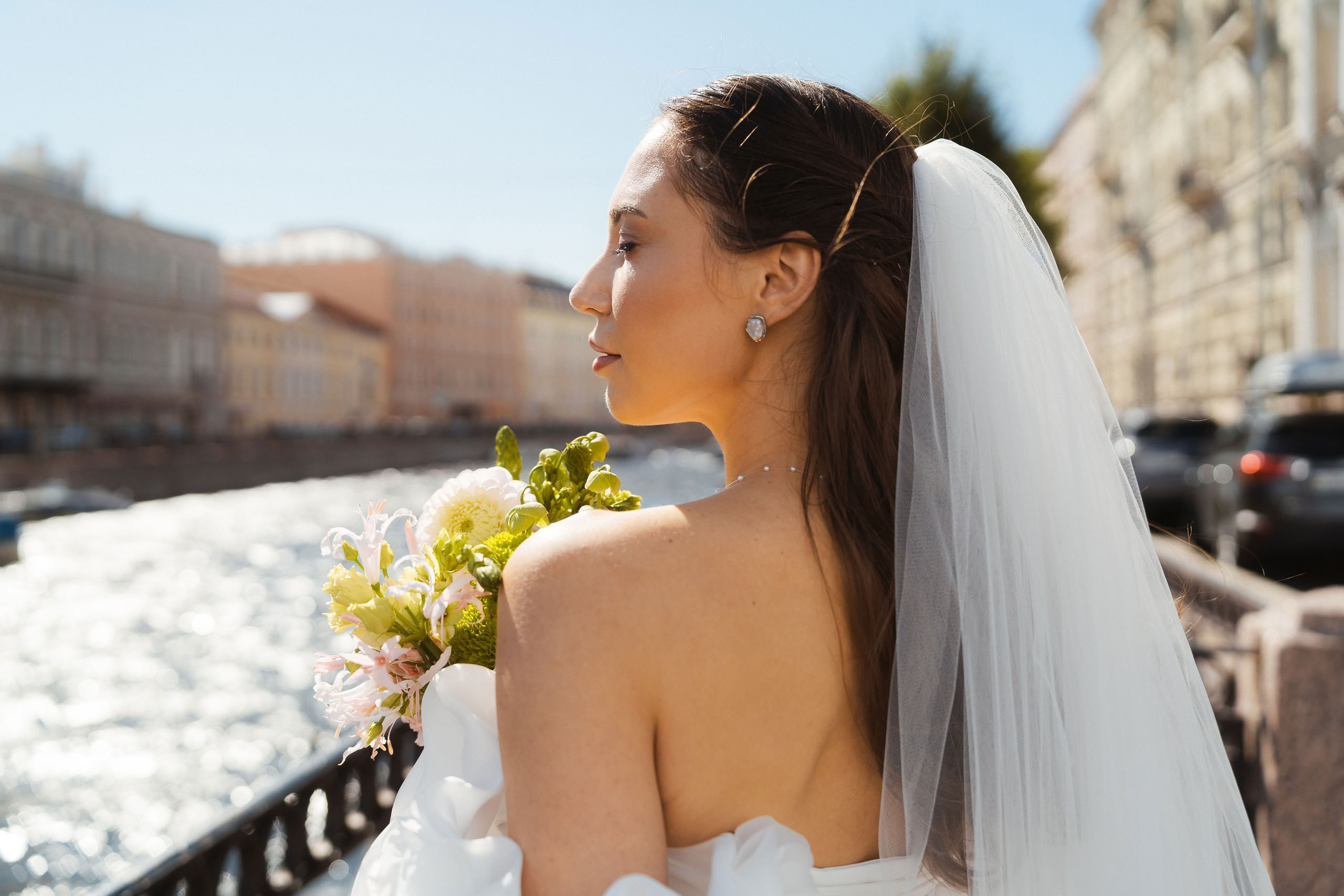 Невеста у реки Мойки, свадебная прогулка по центру Санкт-Петербурга