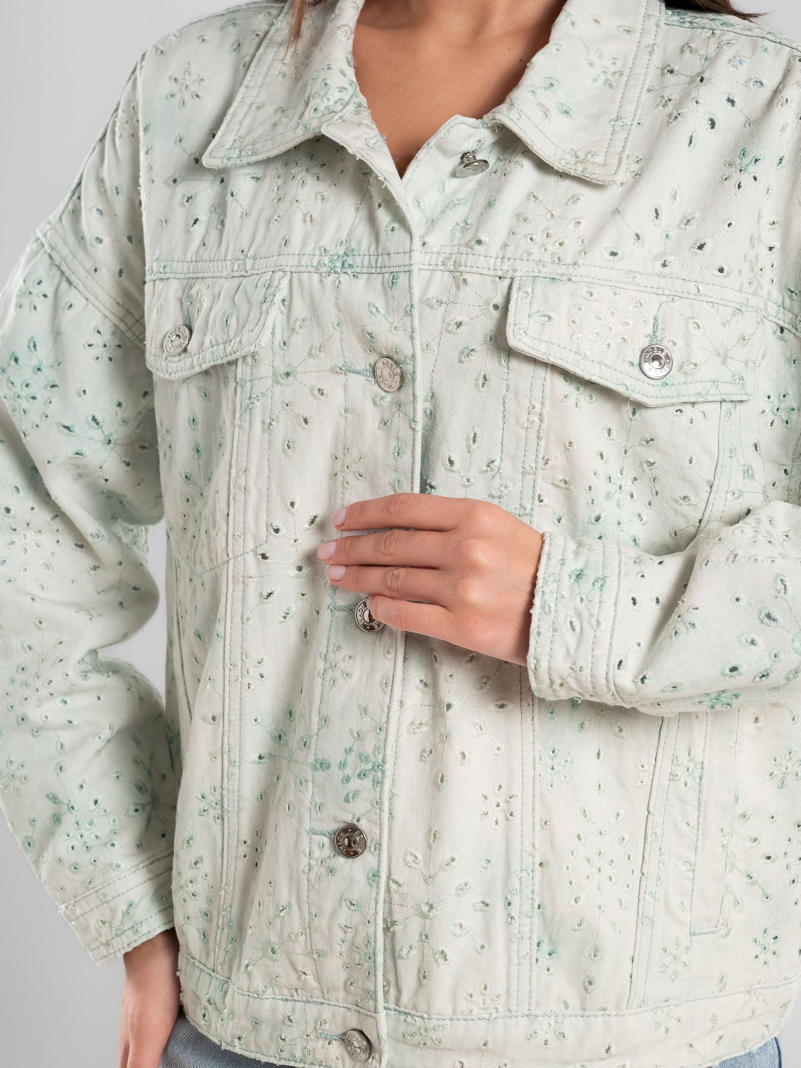 Джинсовые куртки на 2х моделях. Предметный фотограф, фото для маркетплейсов Пятигорск, КМВ