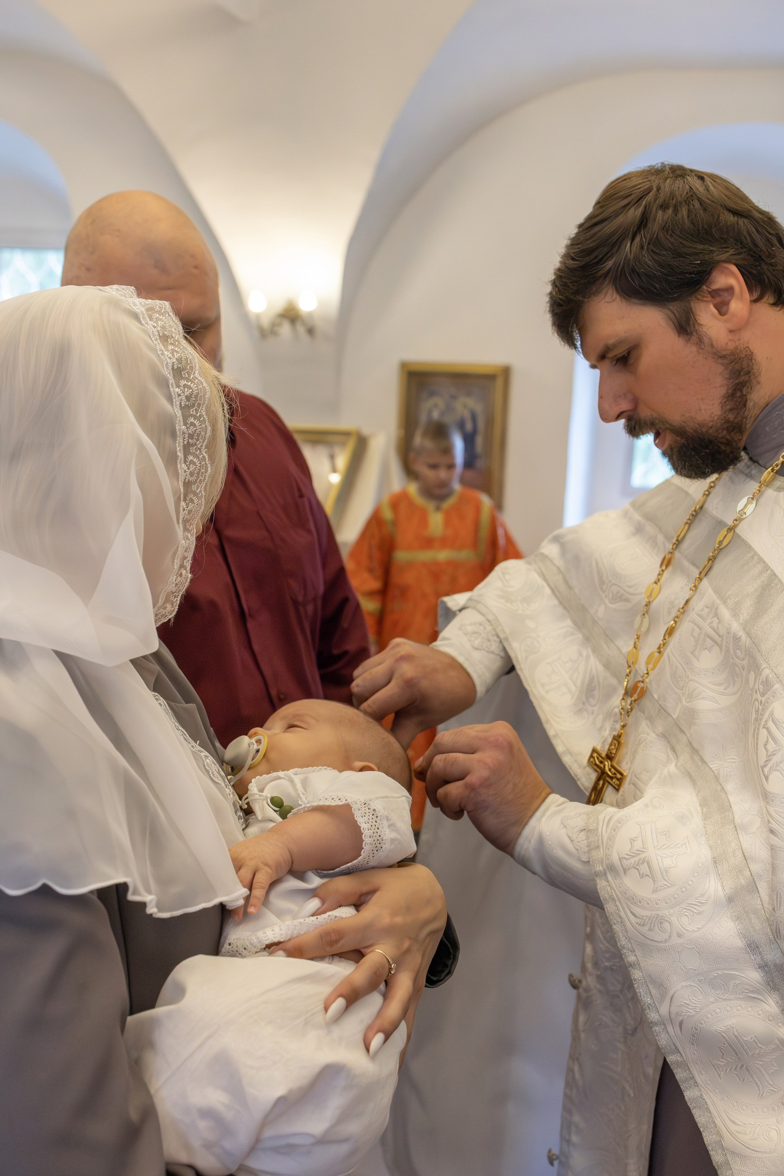 Таинство Крещения Степана в храме Воскресения Христова, с. Трубино (Калужская обл.). Надежда Стар семейный и церковный фотограф в Жукове и Калужской области