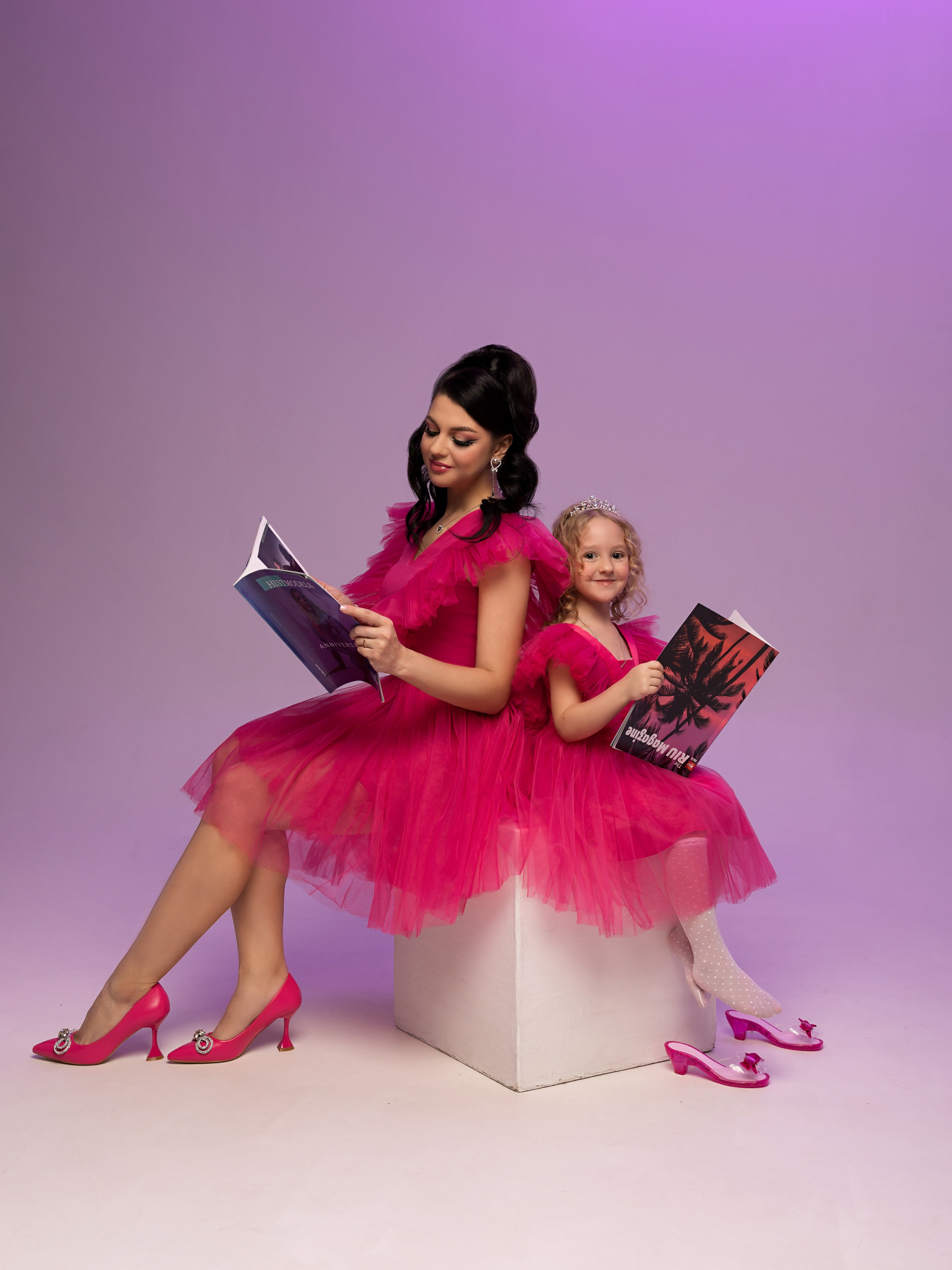 Мама и дочка на фотосессии Барби