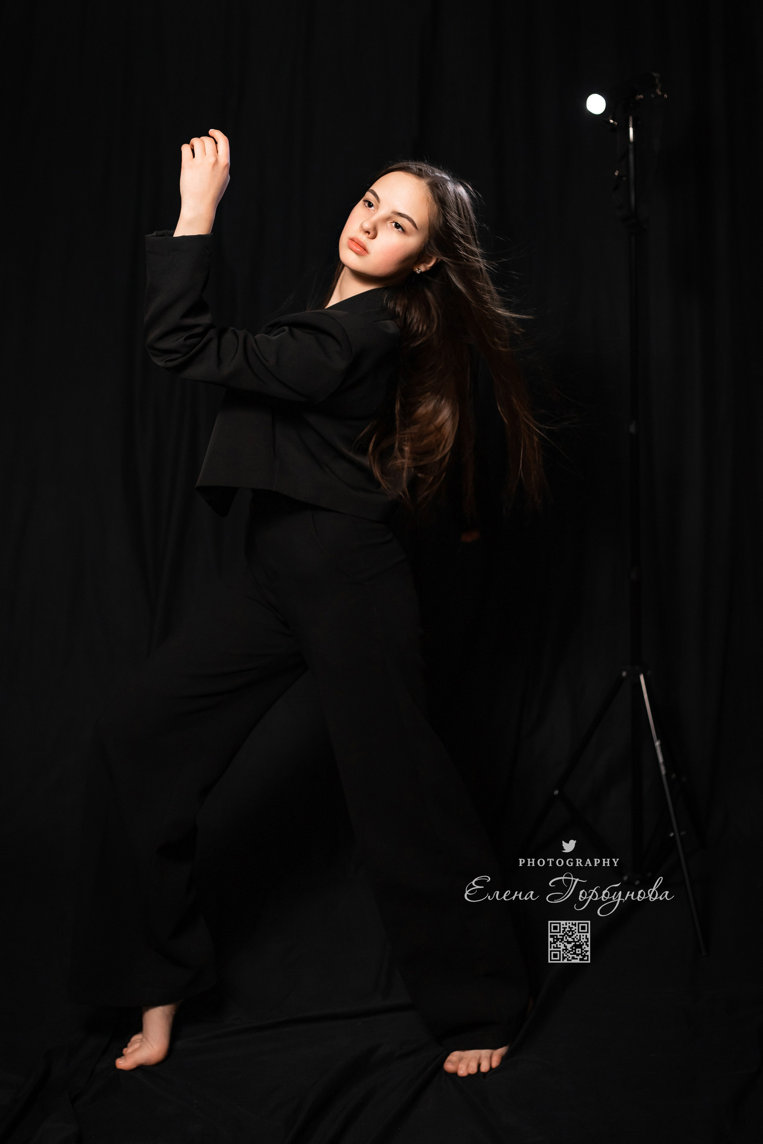 Моя студия. Полина и стул. Январь 2024. Фотограф Пермь. Свадьбы. Семья и дети, школа, д. сад. Фотокниги