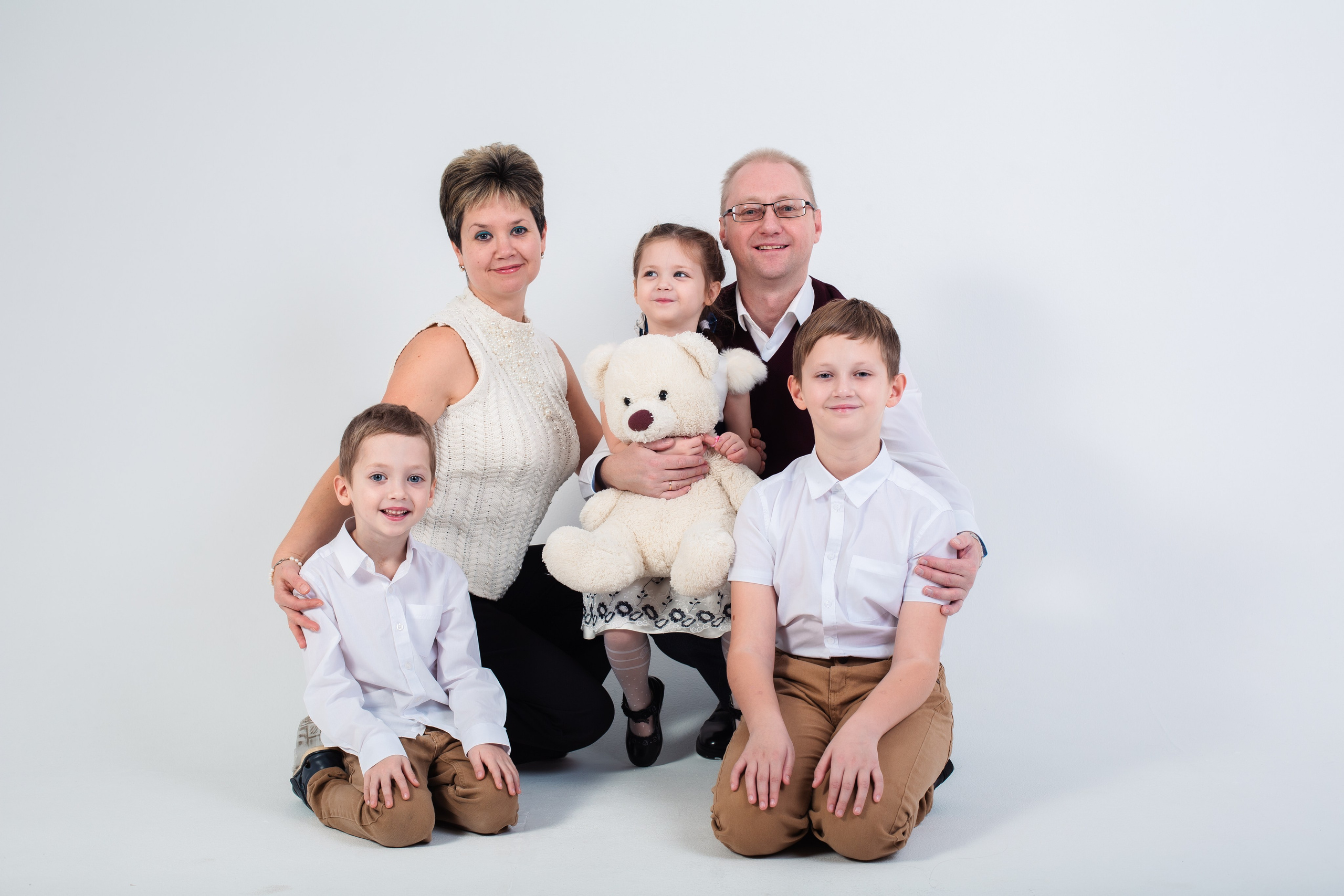 Евгений и Ольга с детьми. Фотограф Julia Milton | Портреты, съемки для маркетплейсов, лавстори, съёмка беременности в Санкт-Петербурге. Обучение фотографии в Спб очно