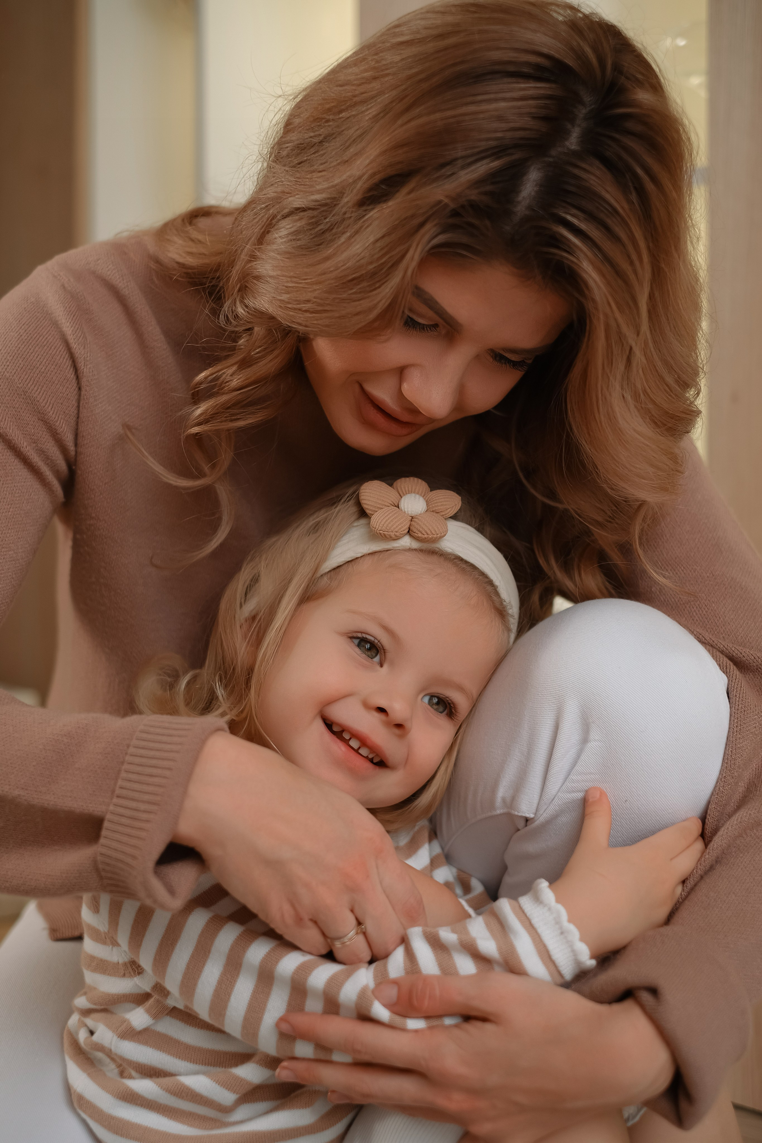 Новогодняя фотосессия, дочь и мама, любимые кадры, красота. Профессиональная фотосъемка в Крыму. Натуральные эмоции и живые кадры. Забронируйте дату прямо сейчас!