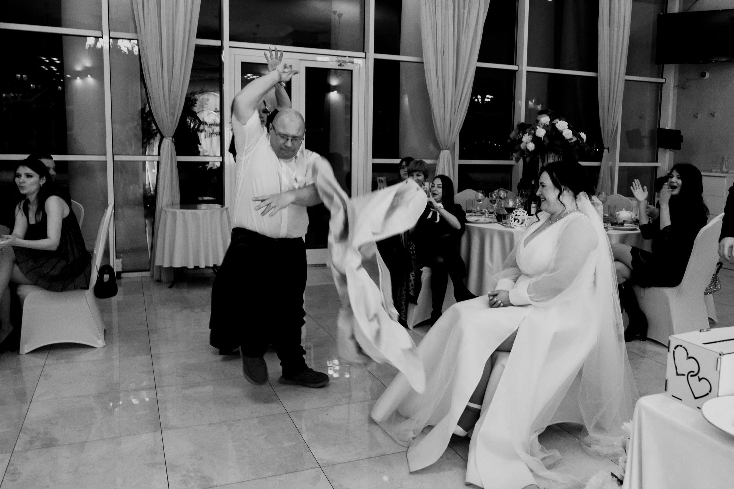 Гостиница Севастополь. Свадебная фотосессия Новый Херсонес. Профессиональная фотосъемка в Крыму. Натуральные эмоции и живые кадры. Забронируйте дату прямо сейчас!