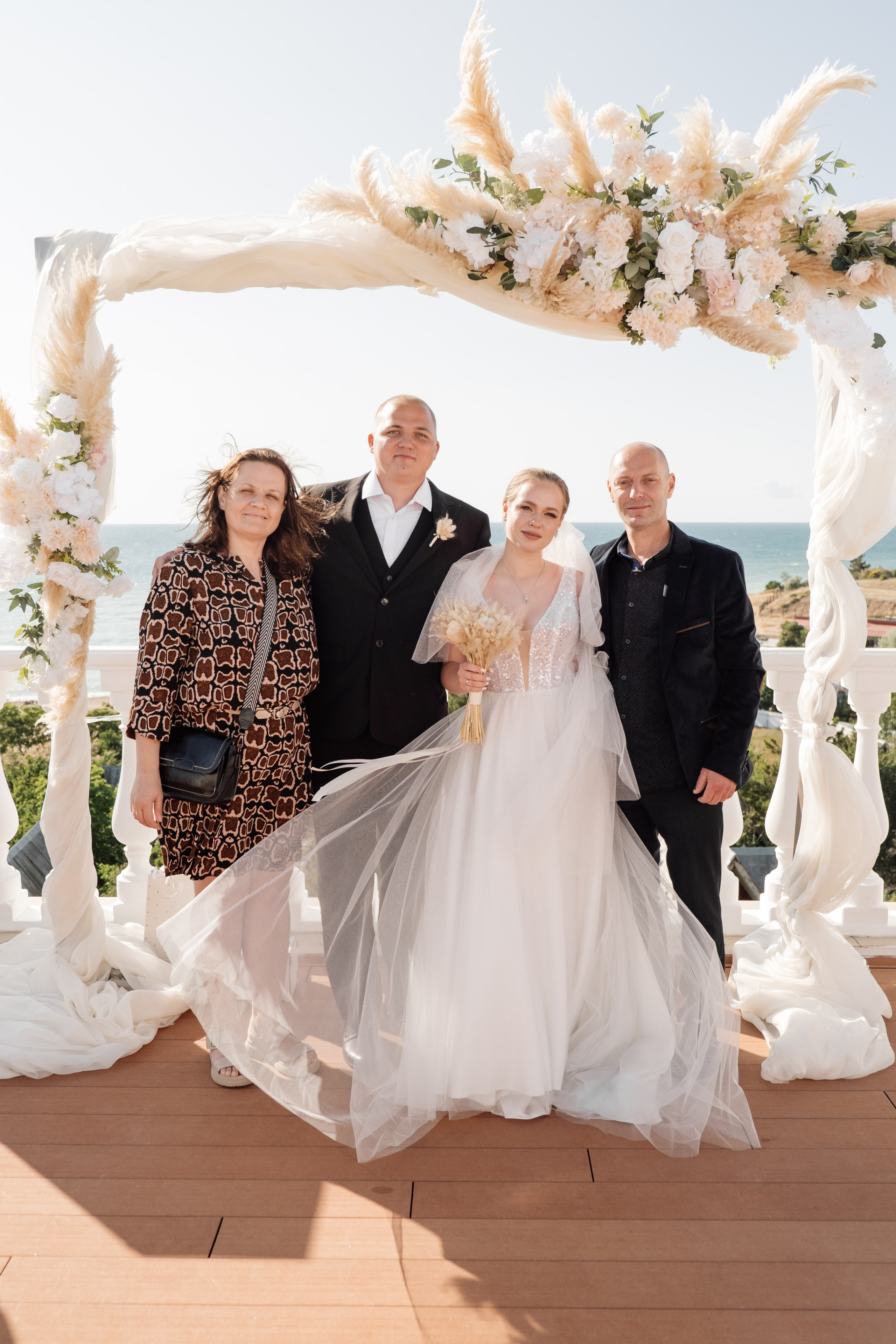 Свадебный ретопртаж. Профессиональная фотосъемка в Крыму. Натуральные эмоции и живые кадры. Забронируйте дату прямо сейчас!