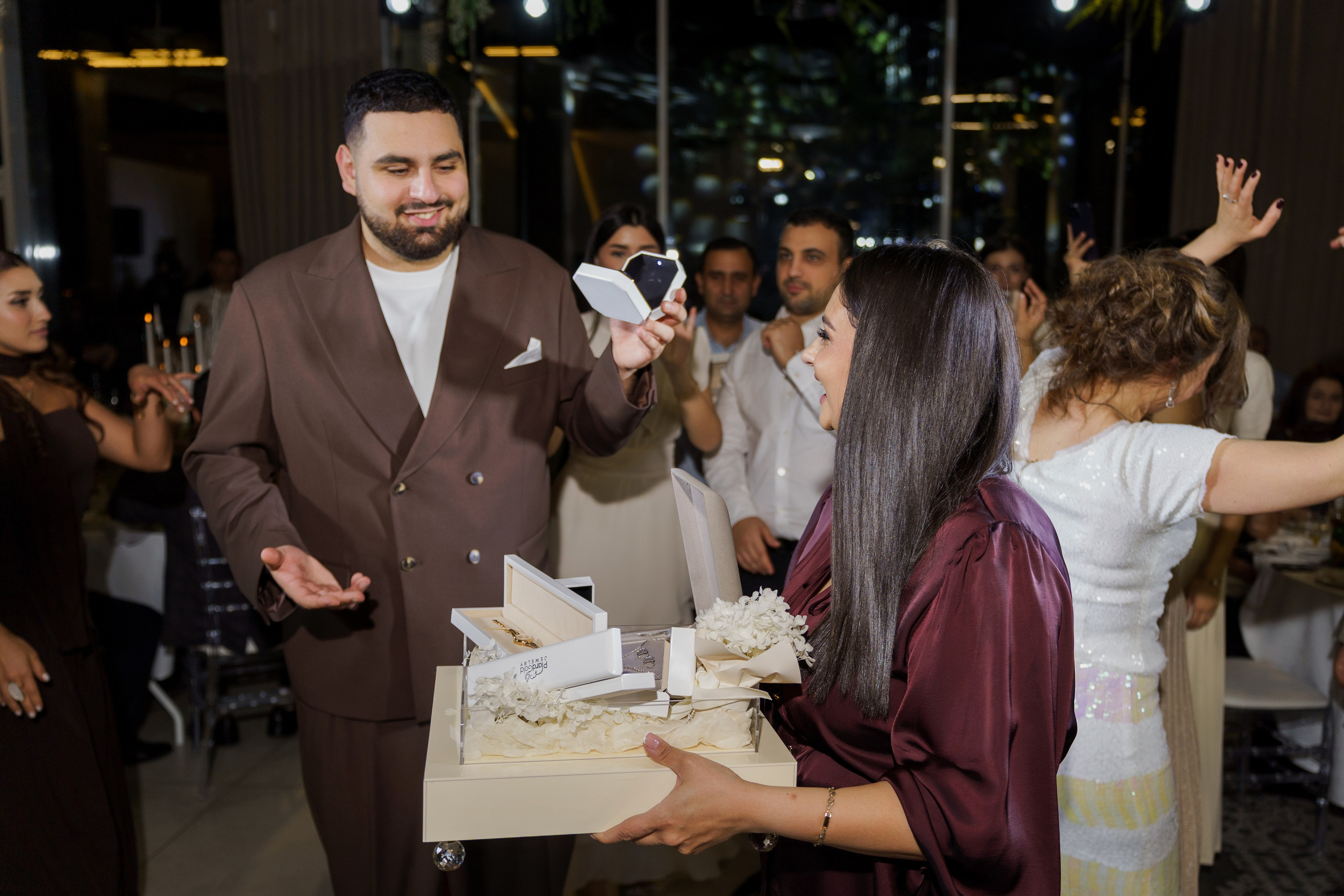 Красивое обручение на берегу чёрного моря в Лермонтово от ТВИНС СТУДИО. ТВИНС СТУДИО — лучшие свадебные фотографы и видеографы в Краснодаре