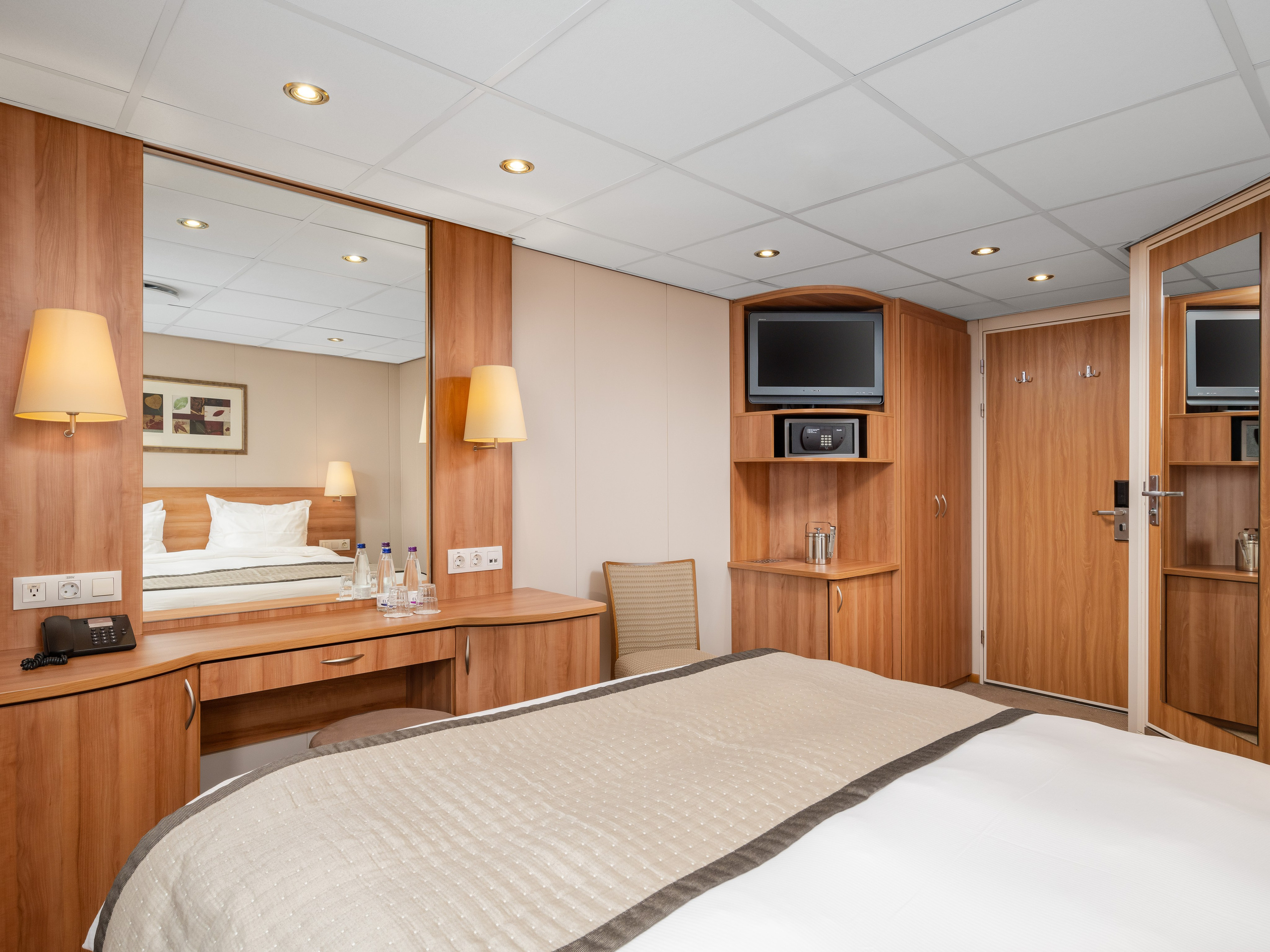 Теплоход «Викинг Трувор». Вячеслав Лазарев фотографирую интерьеры