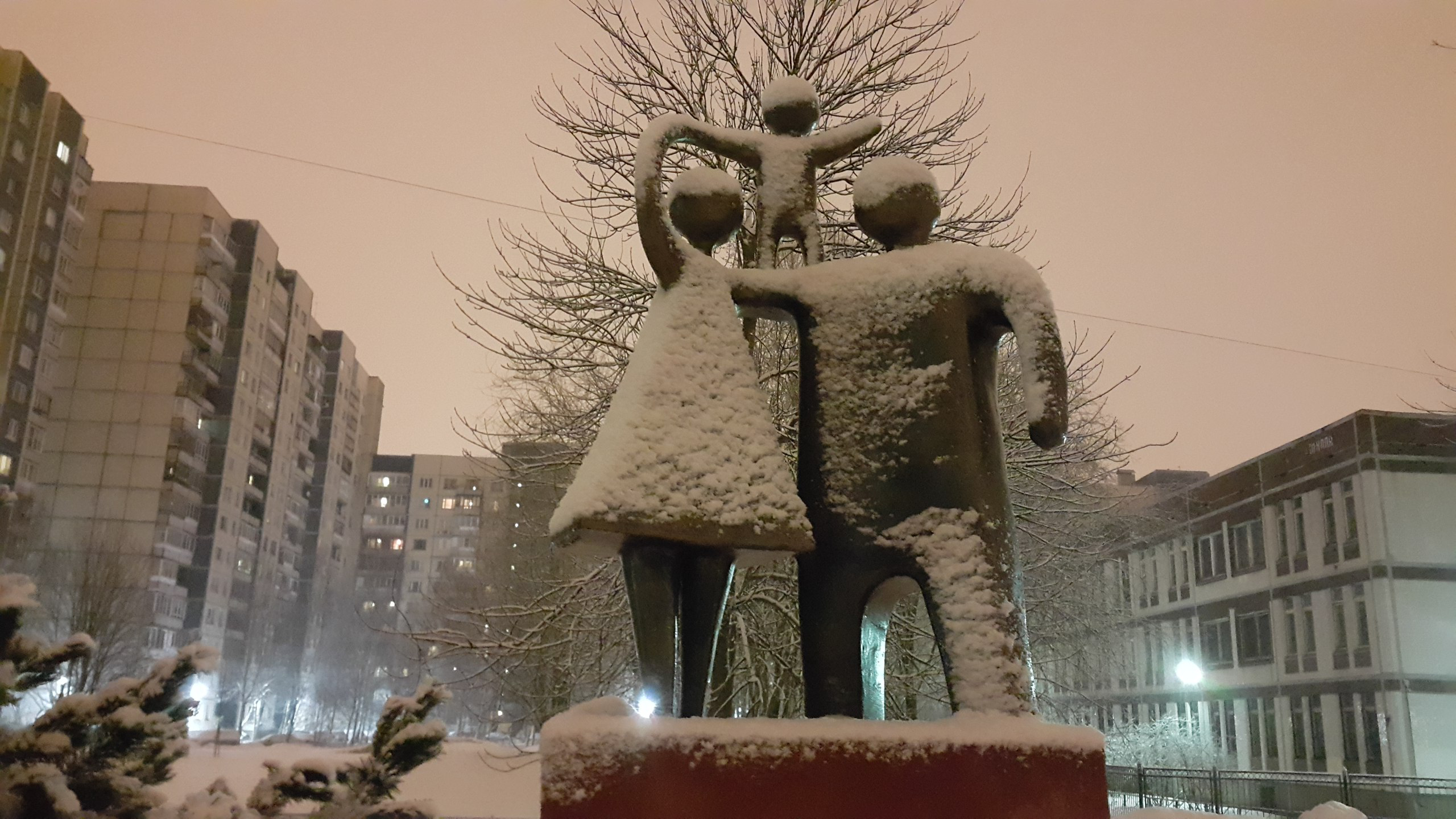 Молодая Семья/ СПБ / Сквер Семьи / Авиаконструкторов 13 / 2016. Художник — скульптор Антонина Фатхуллина