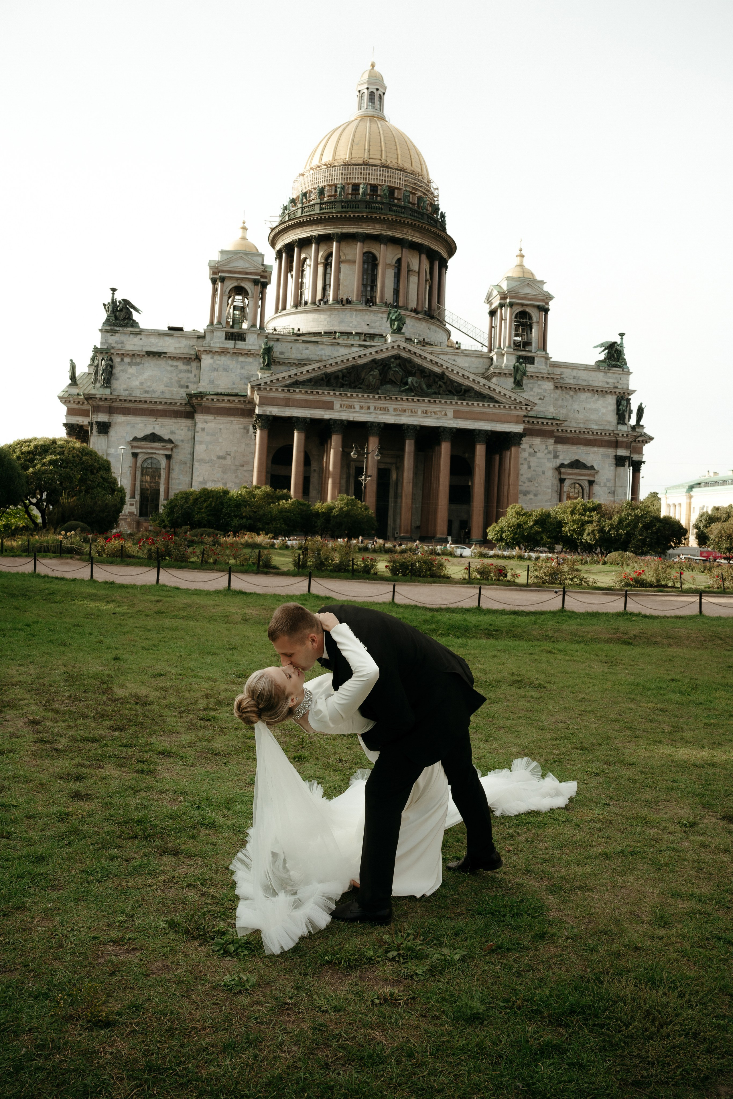 Однажды в летнем саду. Свадебный фотограф в Петербурге Таша Вайб