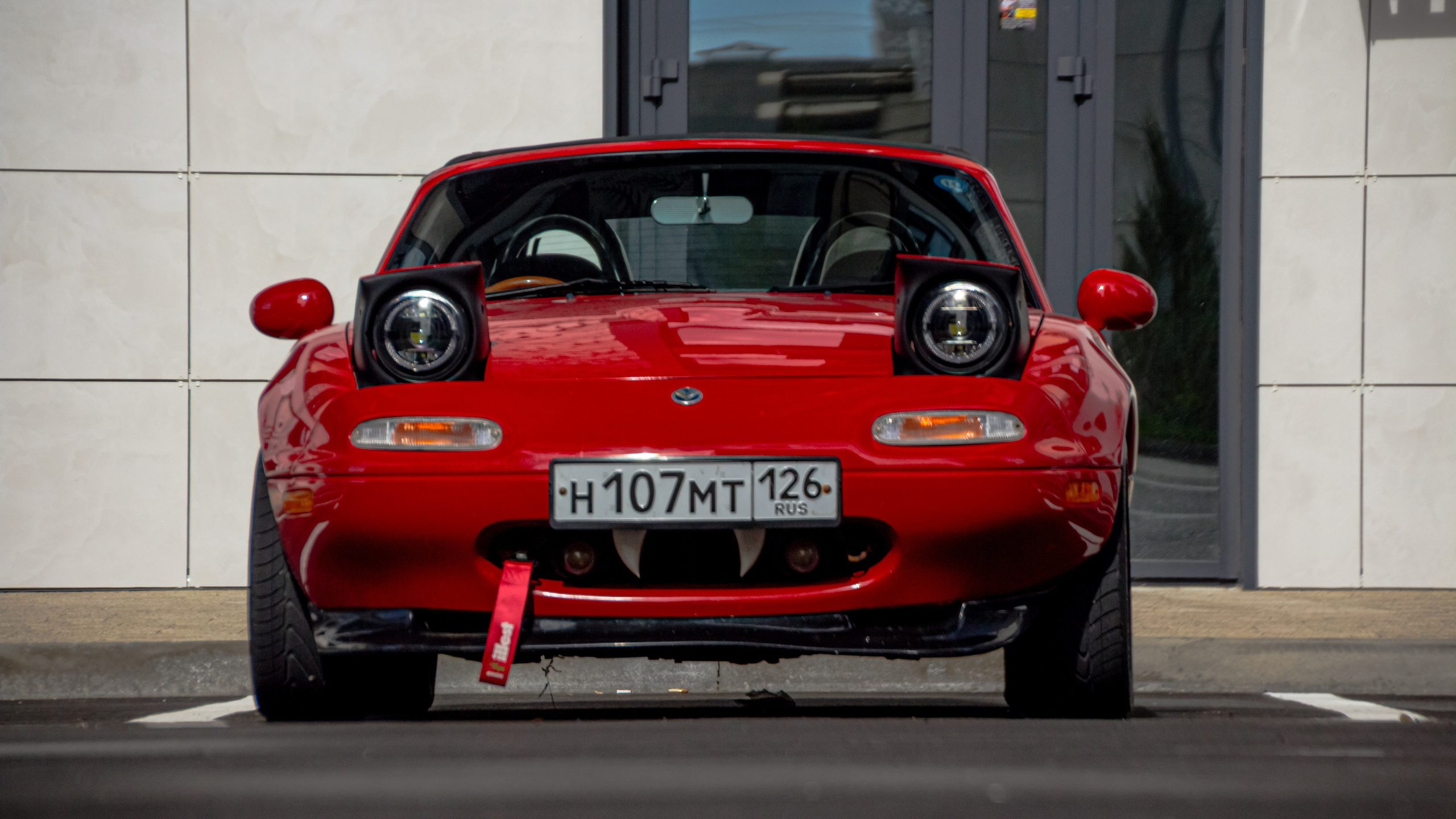 Фото Mazda MX-5 Miata (Eunos Roadster) NA: красный родстер
