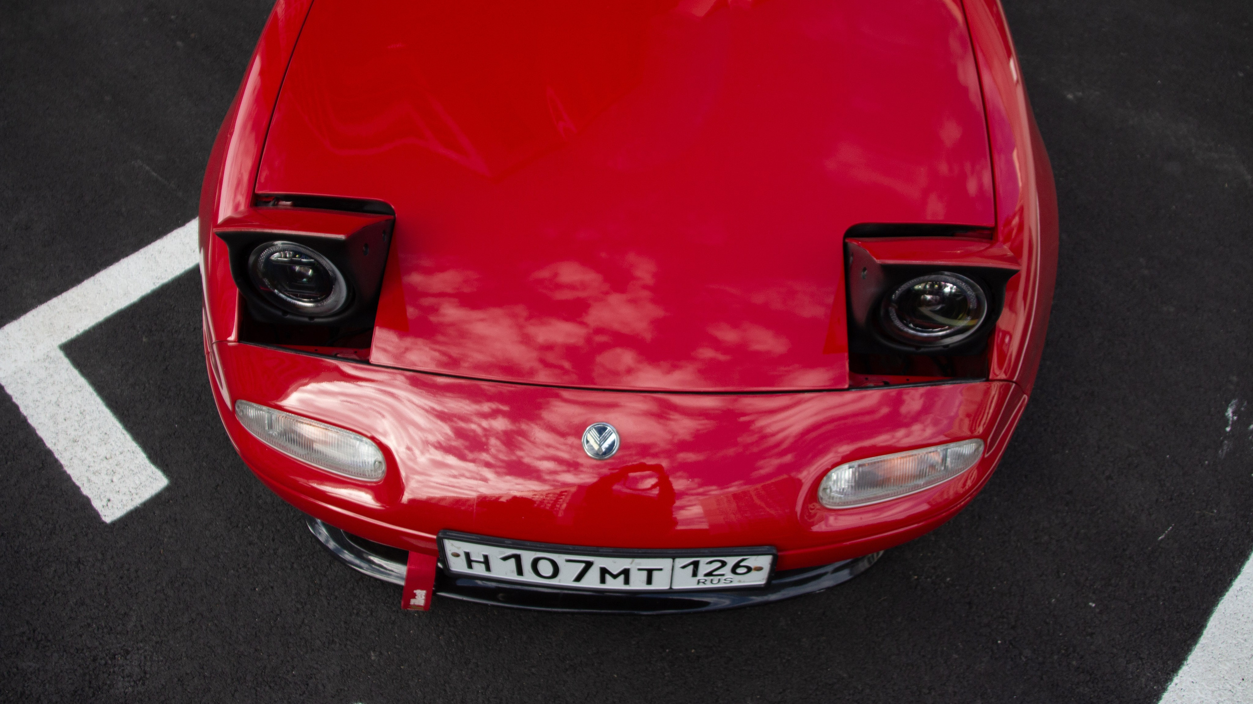 Фото Mazda MX-5 Miata (Eunos Roadster) NA: красный родстер