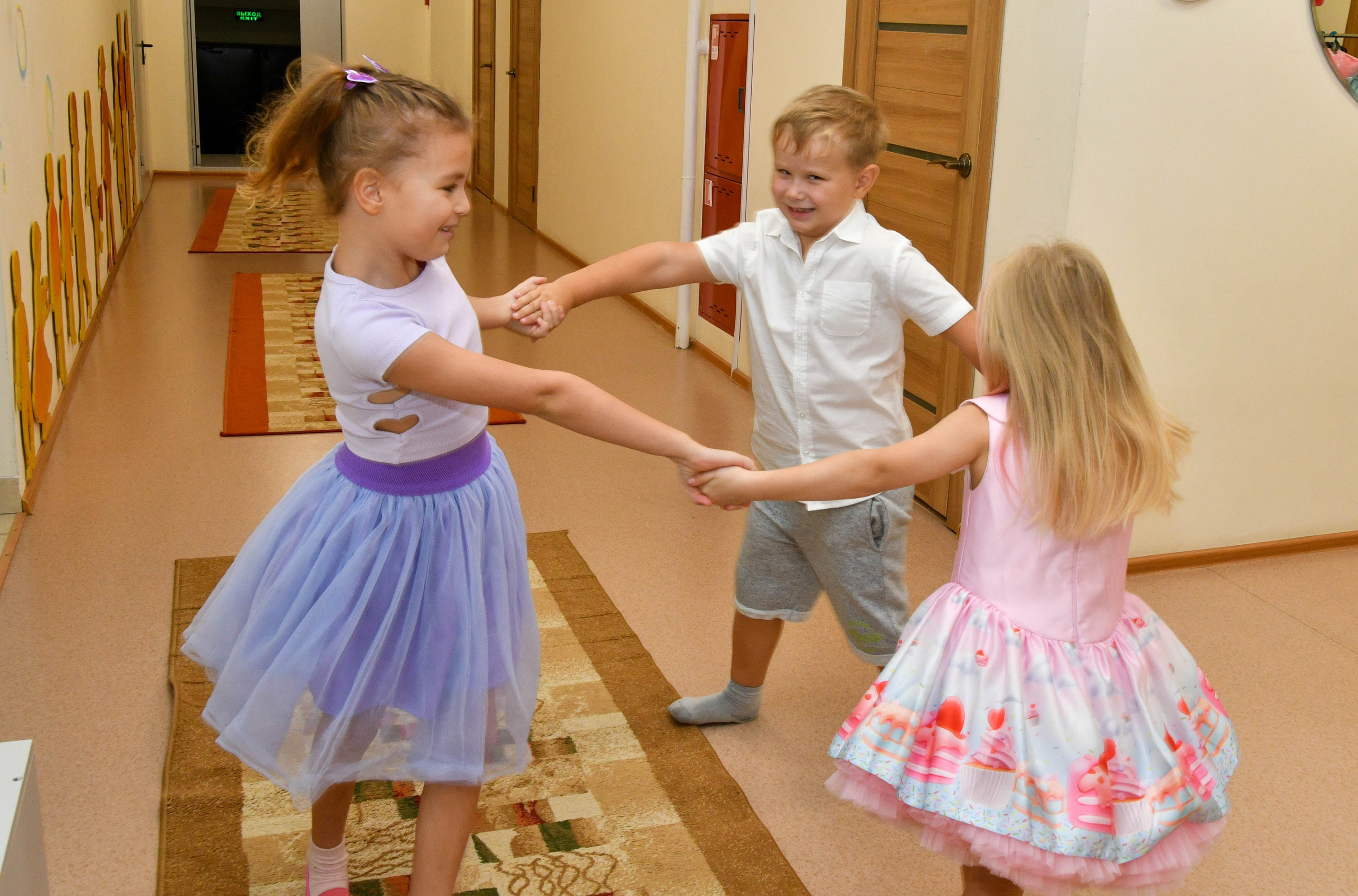 2023 г. День дошкольного работника и прогулка. Репортажный и детский фотограф в Новосибирске