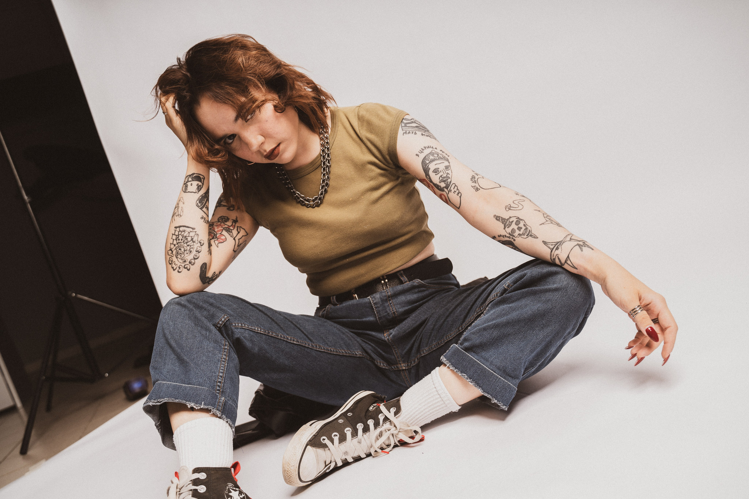 Портрет девушки с короткими рыжими волосами в мягком боковом свете.