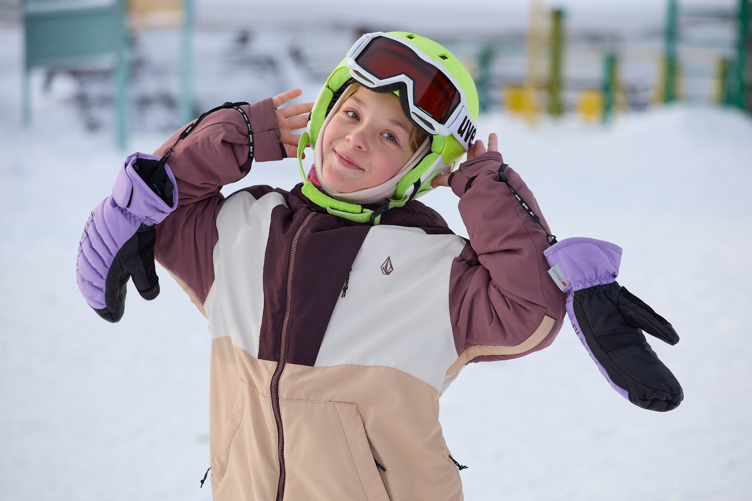 Девочка-сноубордистка позирует на камеру