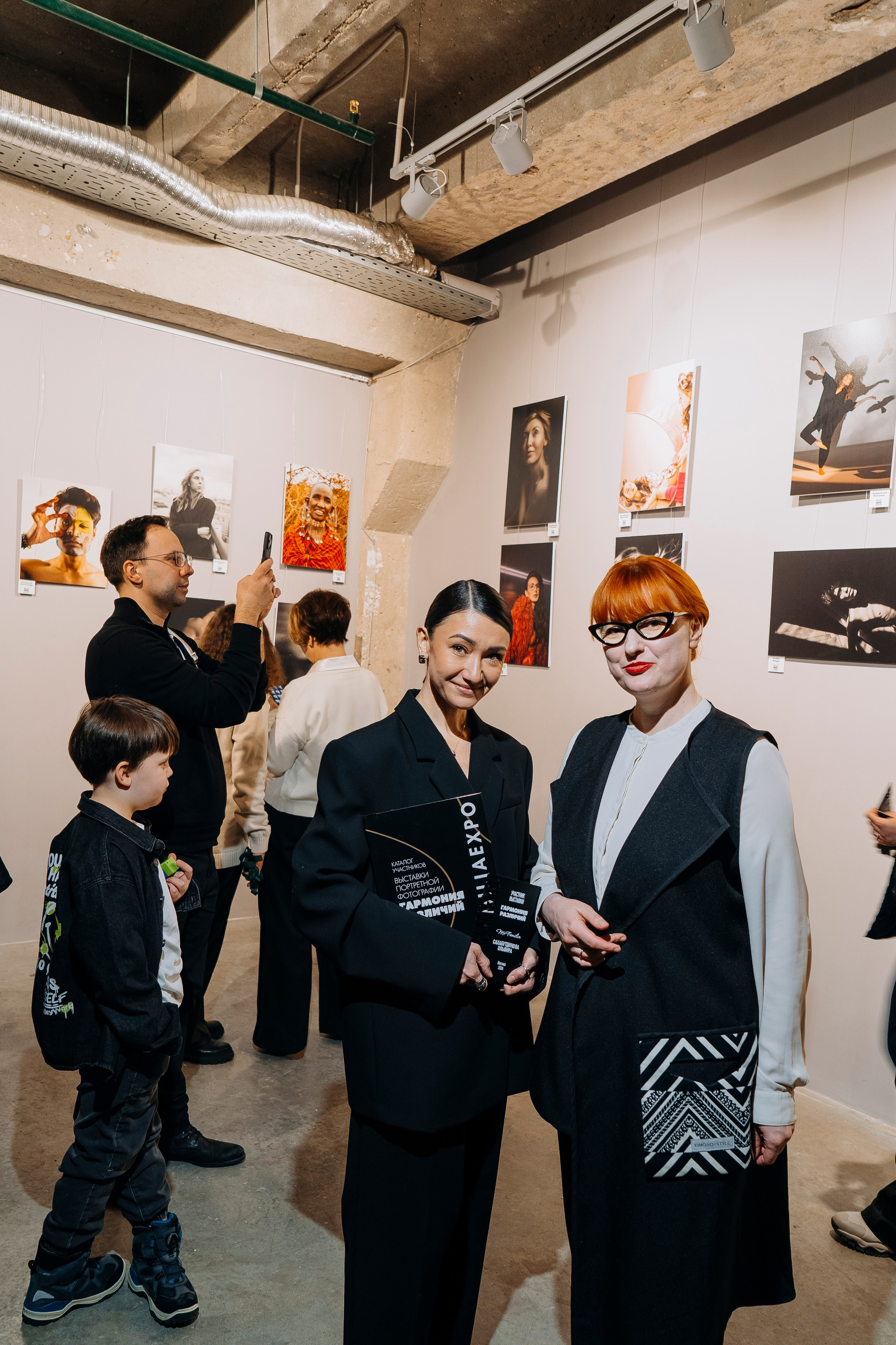 Вернисаж фотовыставки MFamilia «Гармония различий». Организация фотовыставок в Петербурге и Москве, MFamilia (МФамилия)
