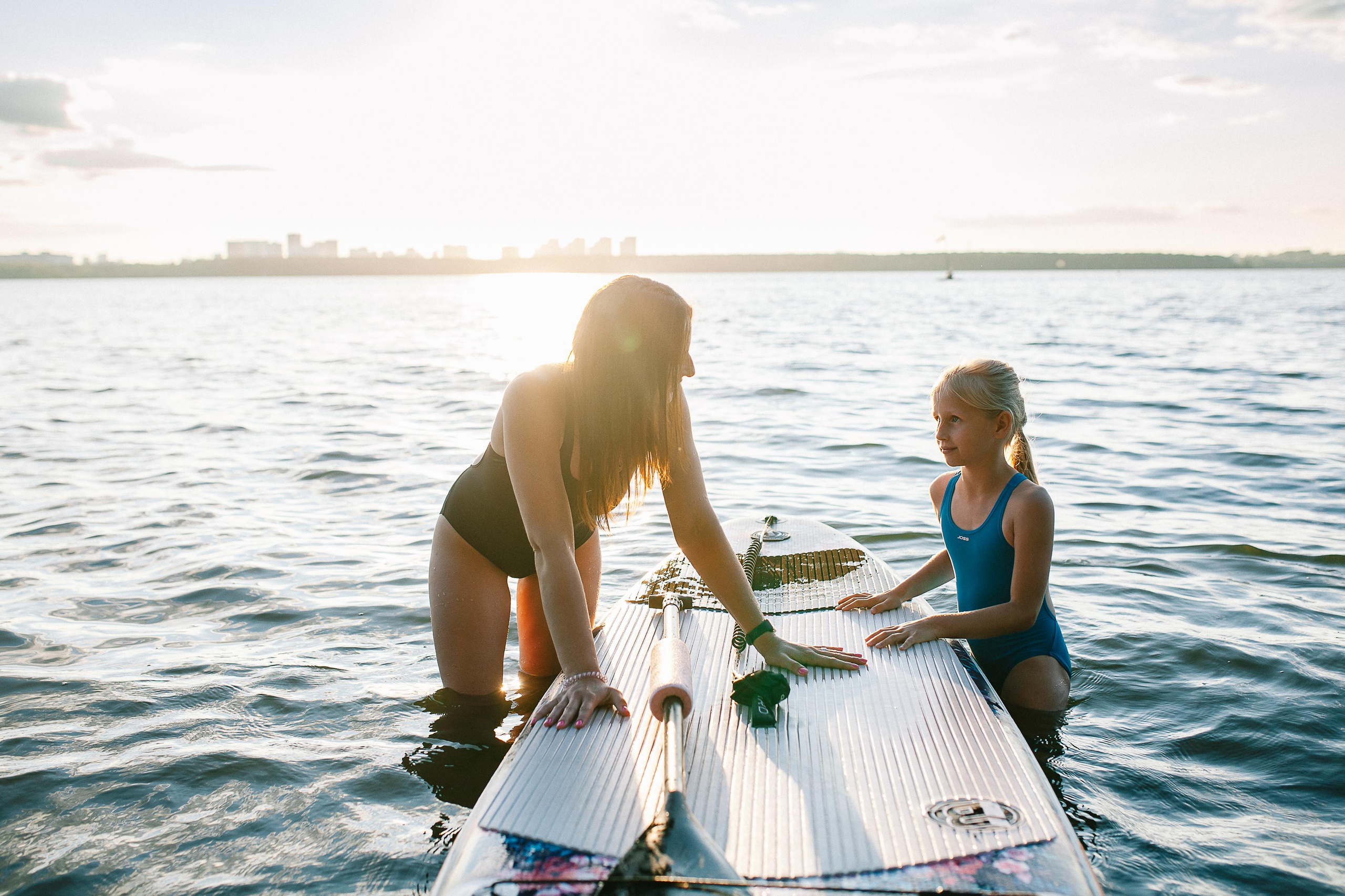 Маша и Юля на сапбордах. Семейный фотограф Трусова Евгения в Екатеринбурге