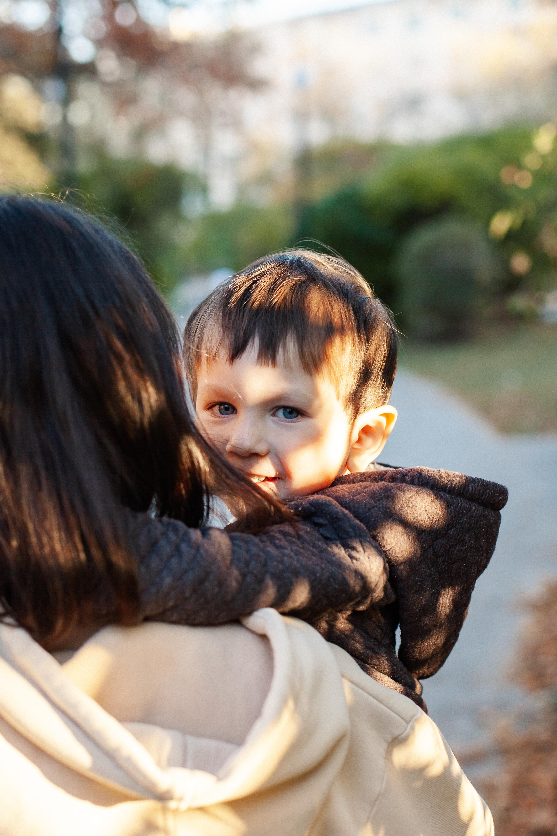 Юля, Аня и Макарик в парке возле Оперного театра. Осень. Семейный фотограф Трусова Евгения в Екатеринбурге