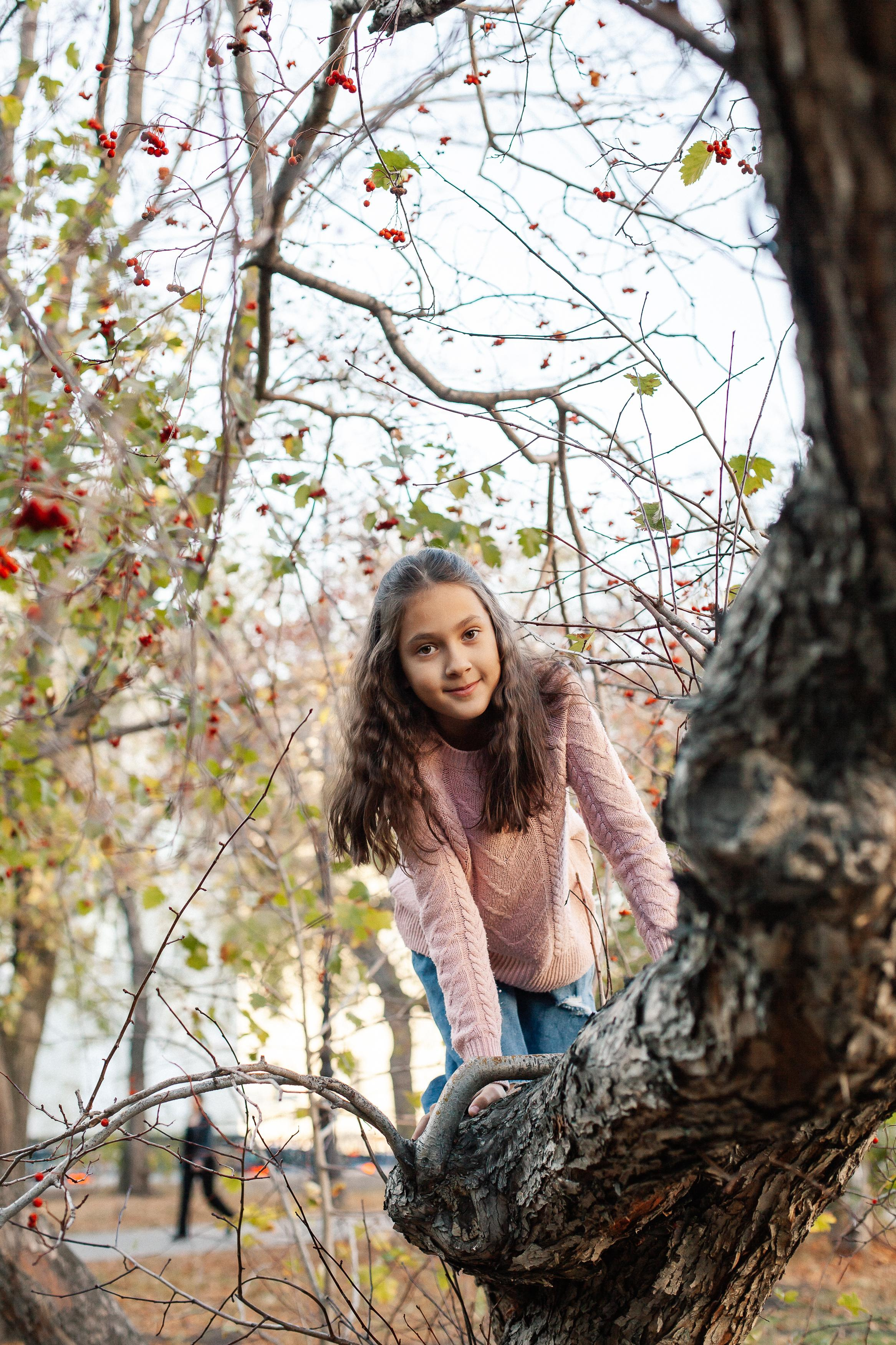 Юля, Аня и Макарик в парке возле Оперного театра. Осень. Семейный фотограф Трусова Евгения в Екатеринбурге