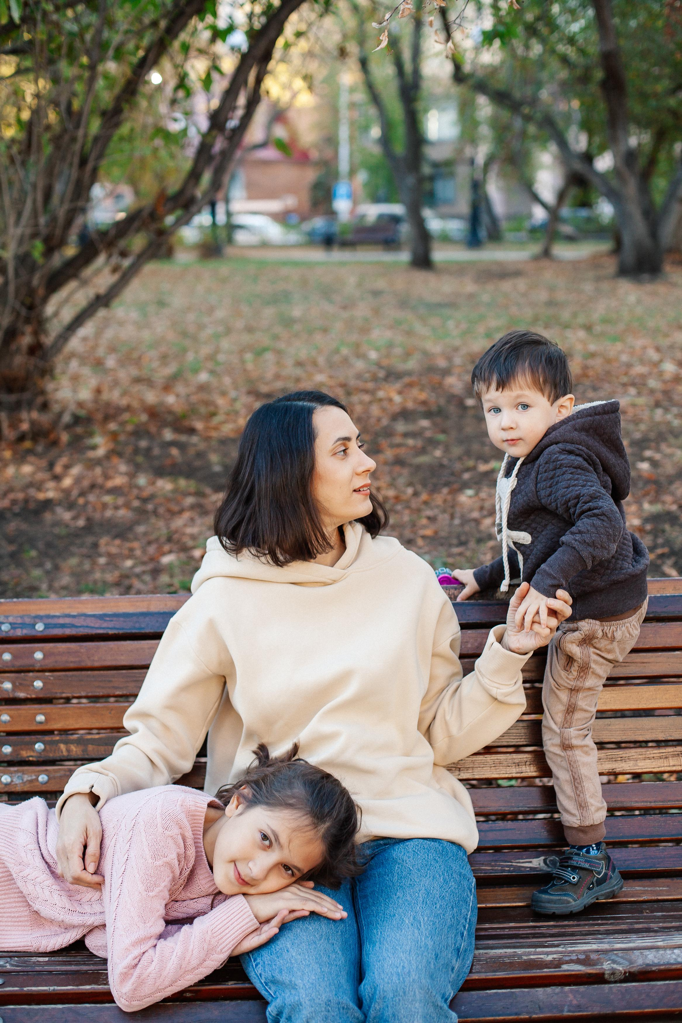 Юля, Аня и Макарик в парке возле Оперного театра. Осень. Семейный фотограф Трусова Евгения в Екатеринбурге