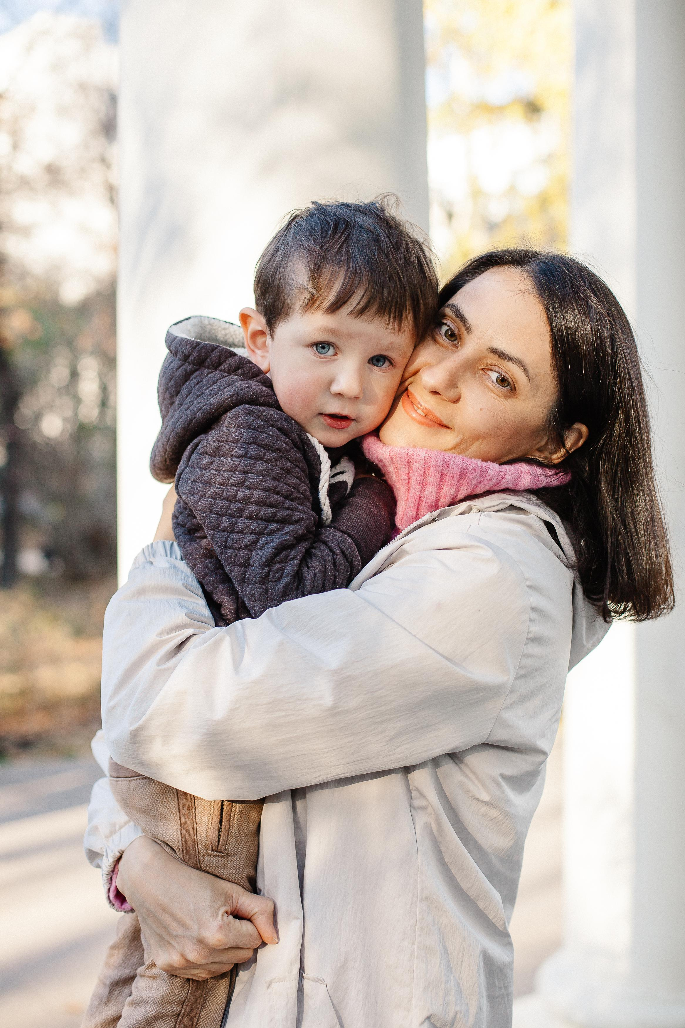 Юля, Аня и Макарик в парке возле Оперного театра. Осень. Семейный фотограф Трусова Евгения в Екатеринбурге