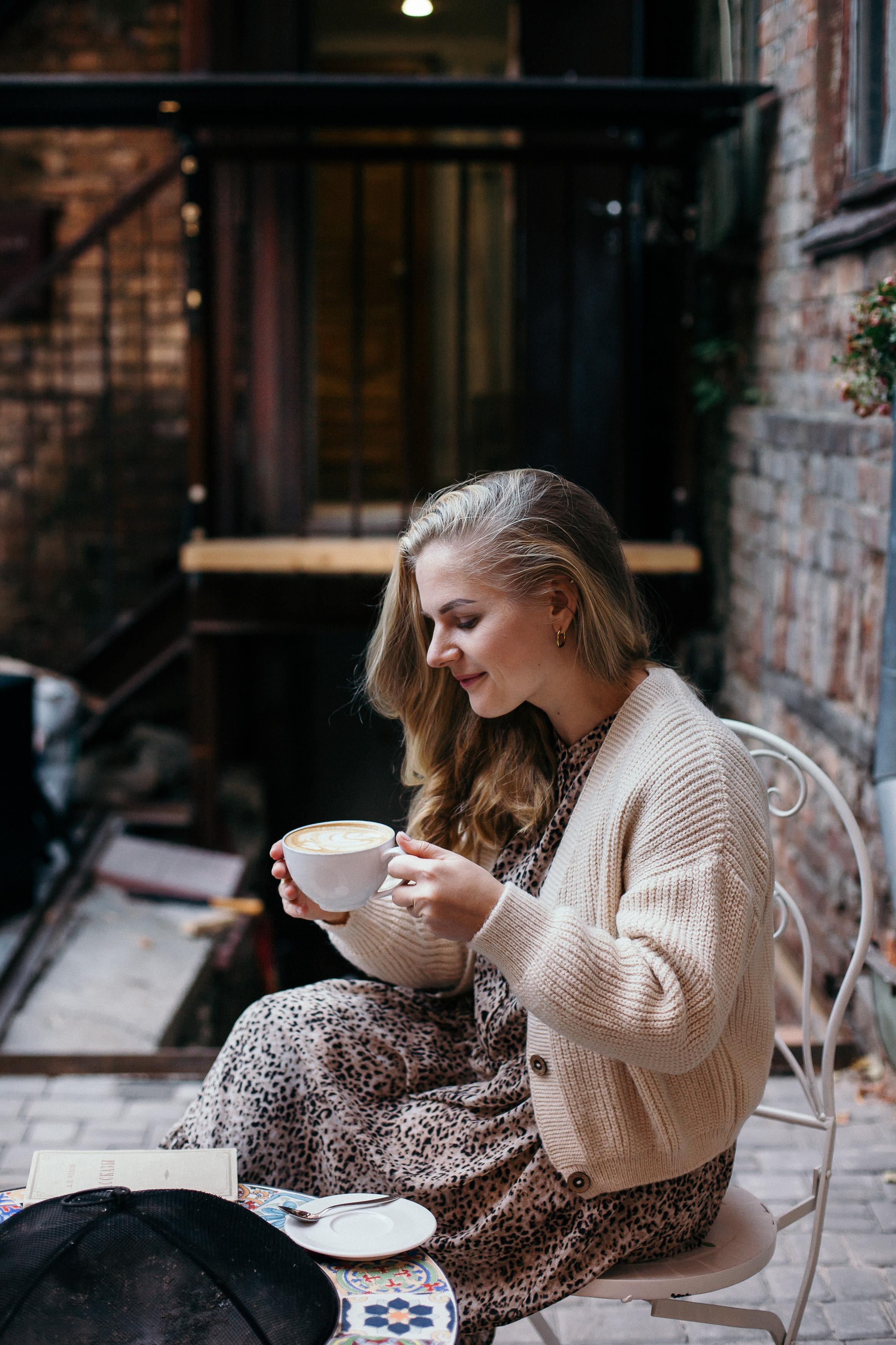 Аня, портреты в кафе. Семейный фотограф Трусова Евгения в Екатеринбурге