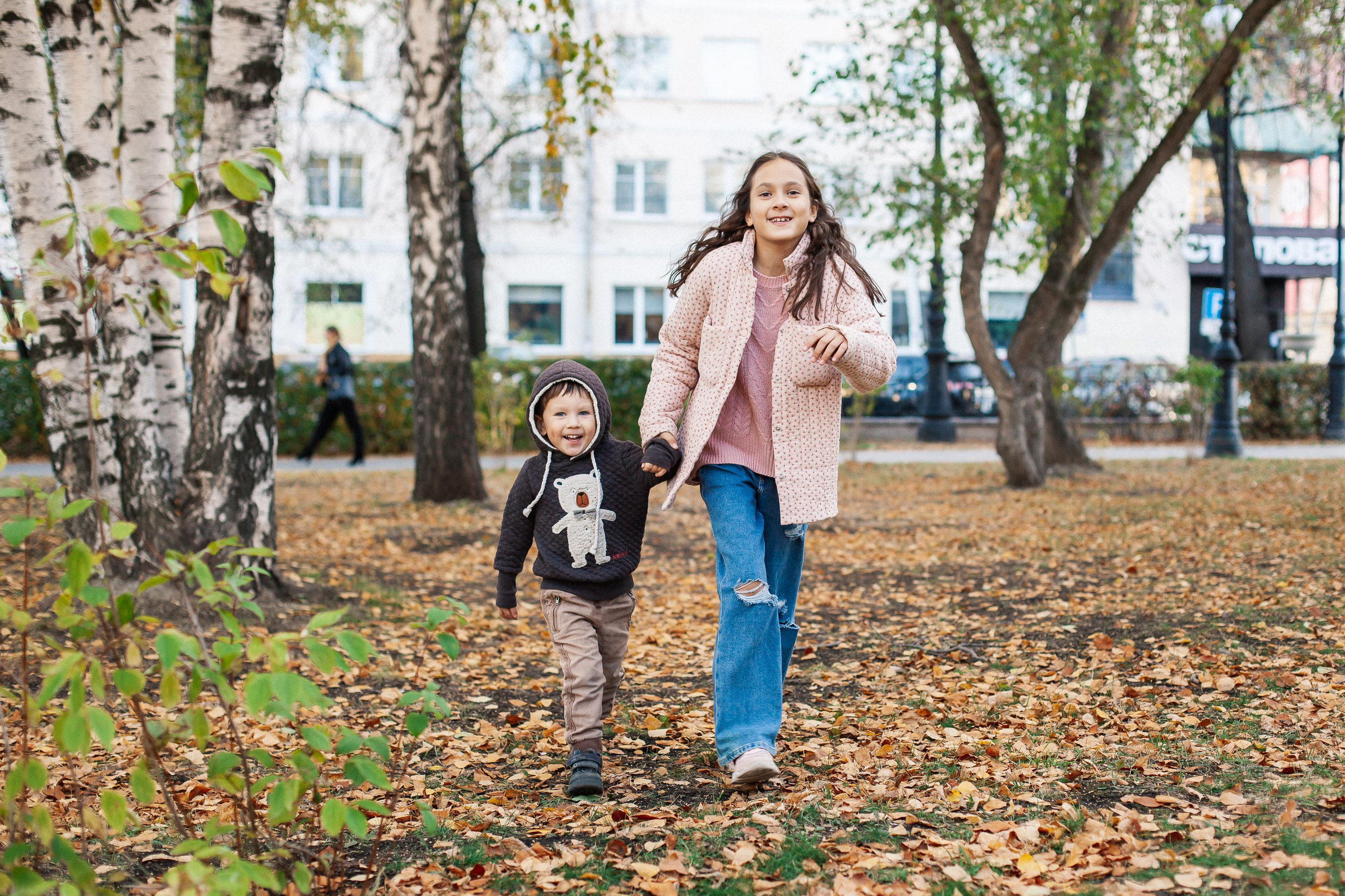 Юля, Аня и Макарик в парке возле Оперного театра. Осень. Семейный фотограф Трусова Евгения в Екатеринбурге