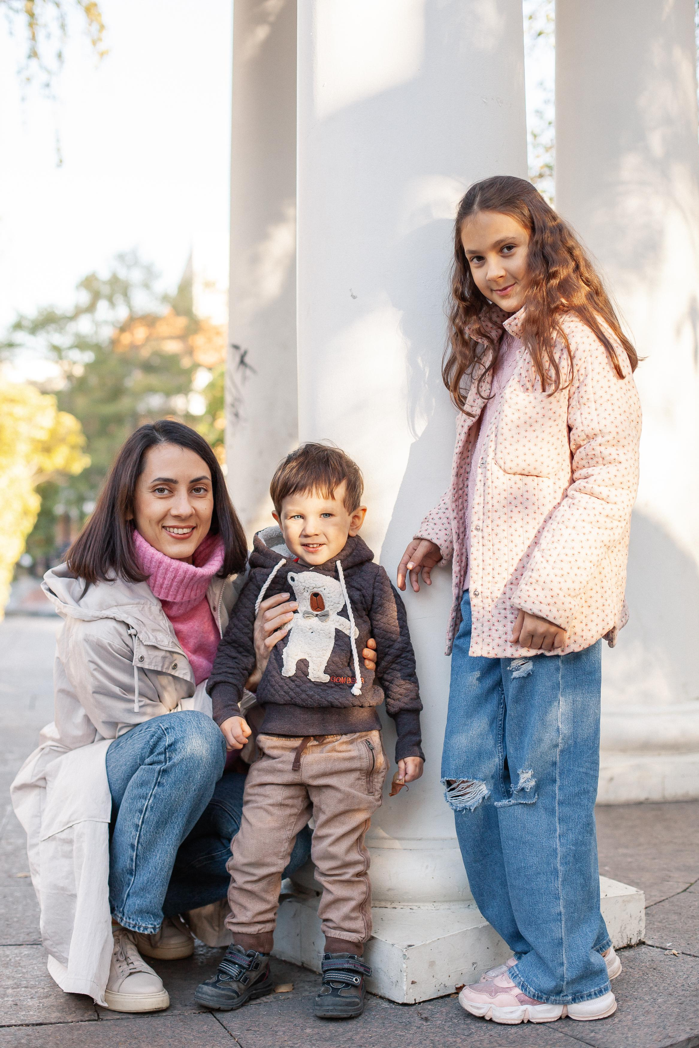 Юля, Аня и Макарик в парке возле Оперного театра. Осень. Семейный фотограф Трусова Евгения в Екатеринбурге