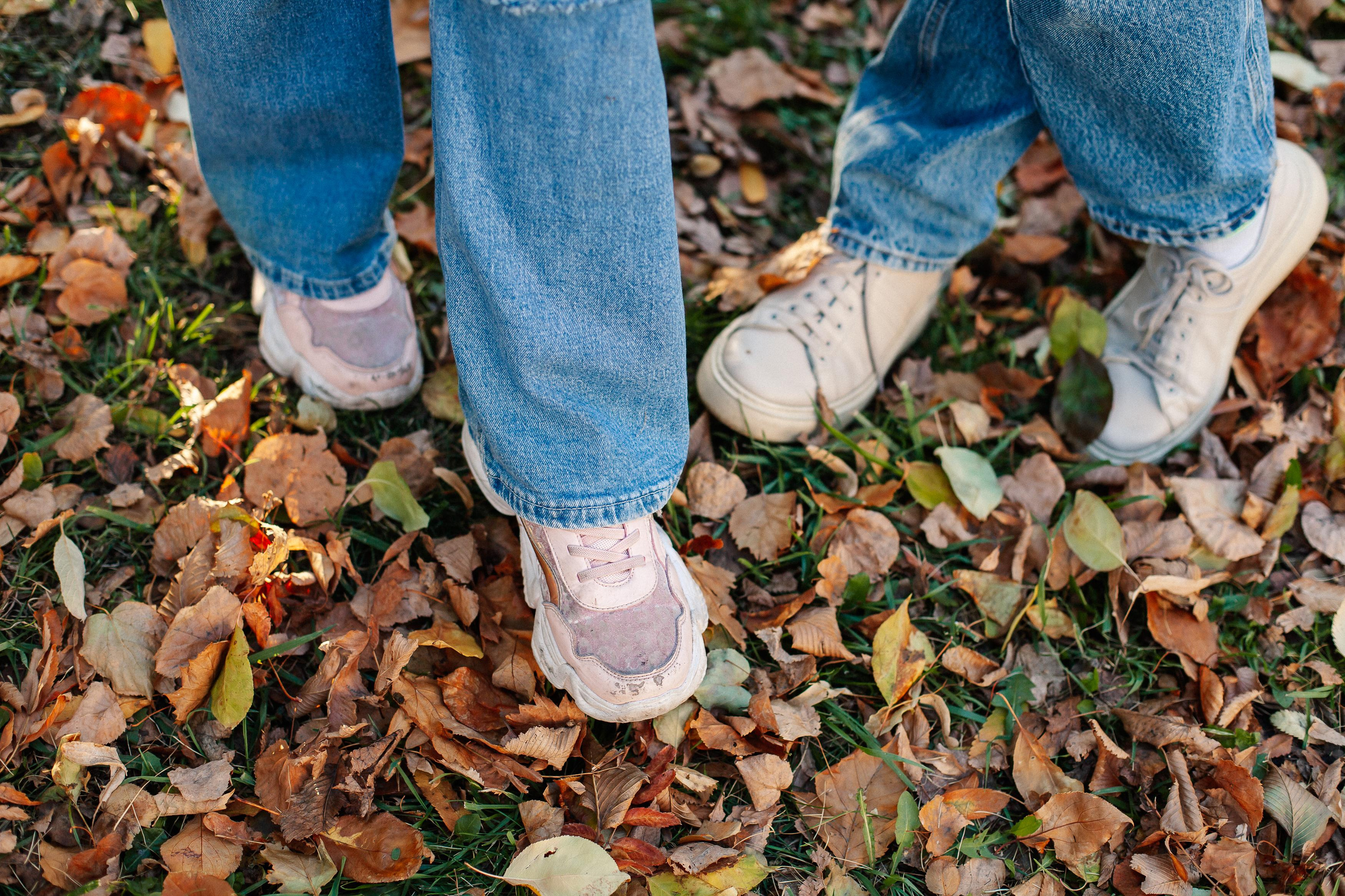 Юля, Аня и Макарик в парке возле Оперного театра. Осень. Семейный фотограф Трусова Евгения в Екатеринбурге
