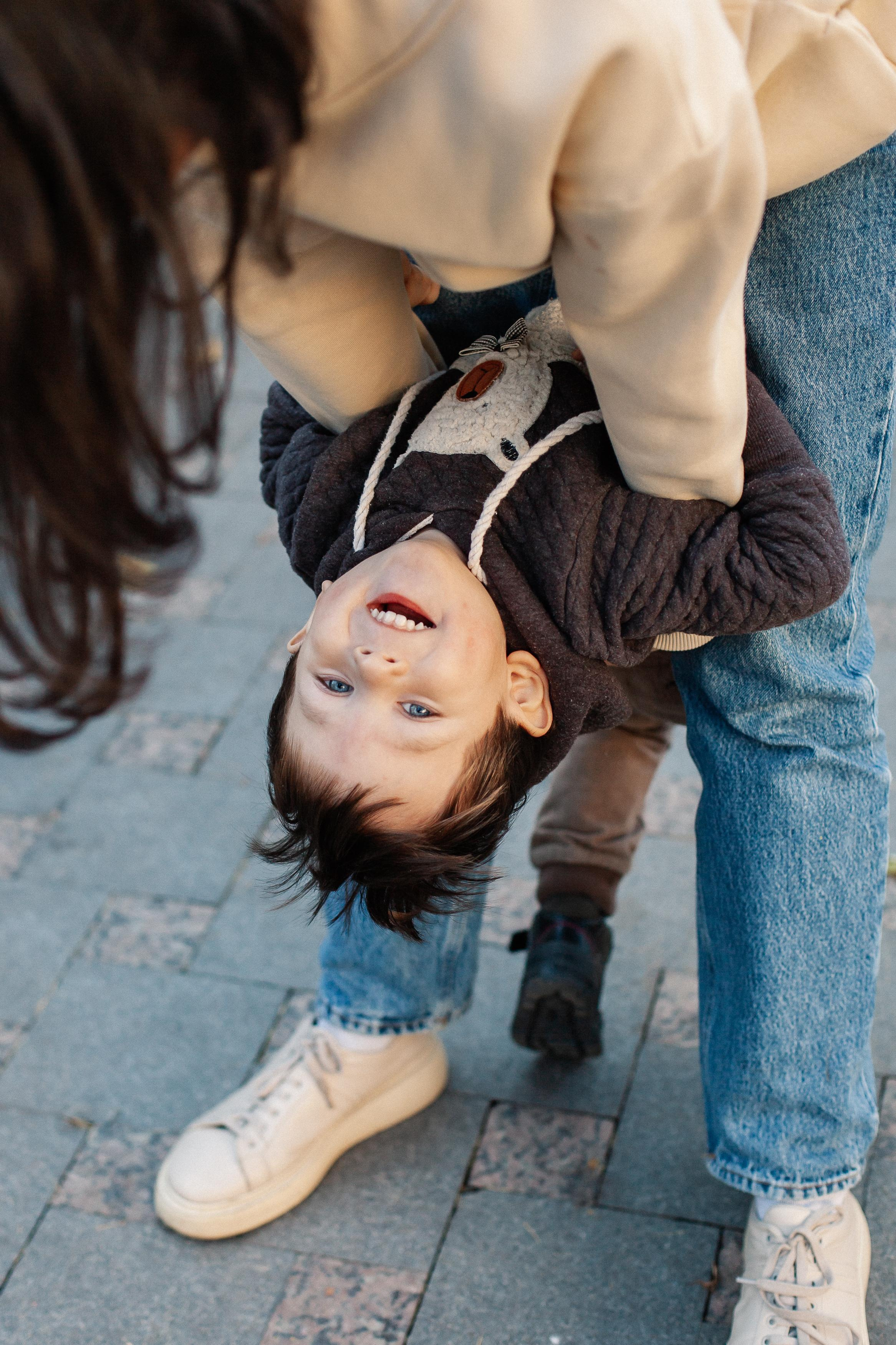 Юля, Аня и Макарик в парке возле Оперного театра. Осень. Семейный фотограф Трусова Евгения в Екатеринбурге