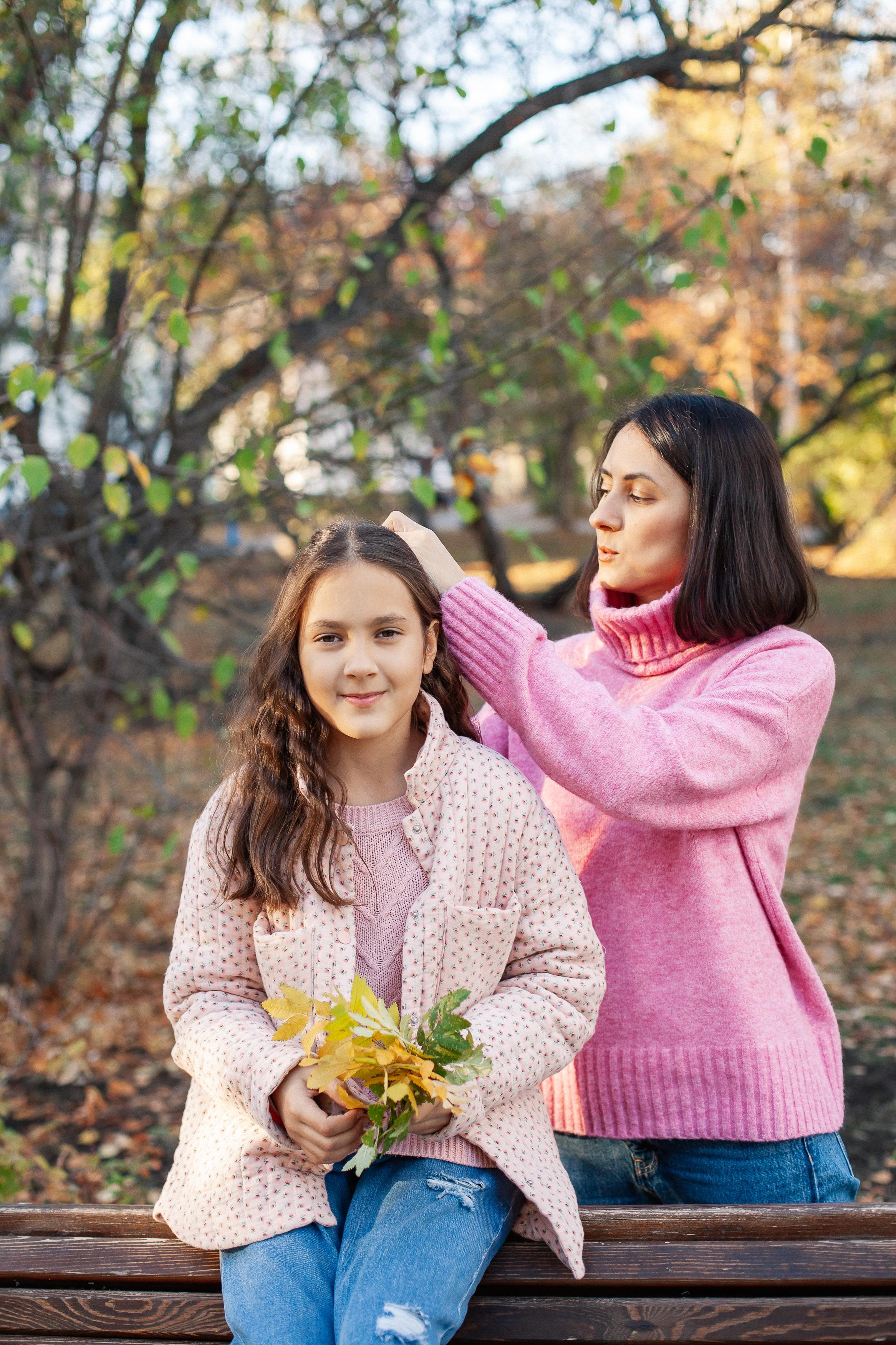 Юля, Аня и Макарик в парке возле Оперного театра. Осень. Семейный фотограф Трусова Евгения в Екатеринбурге