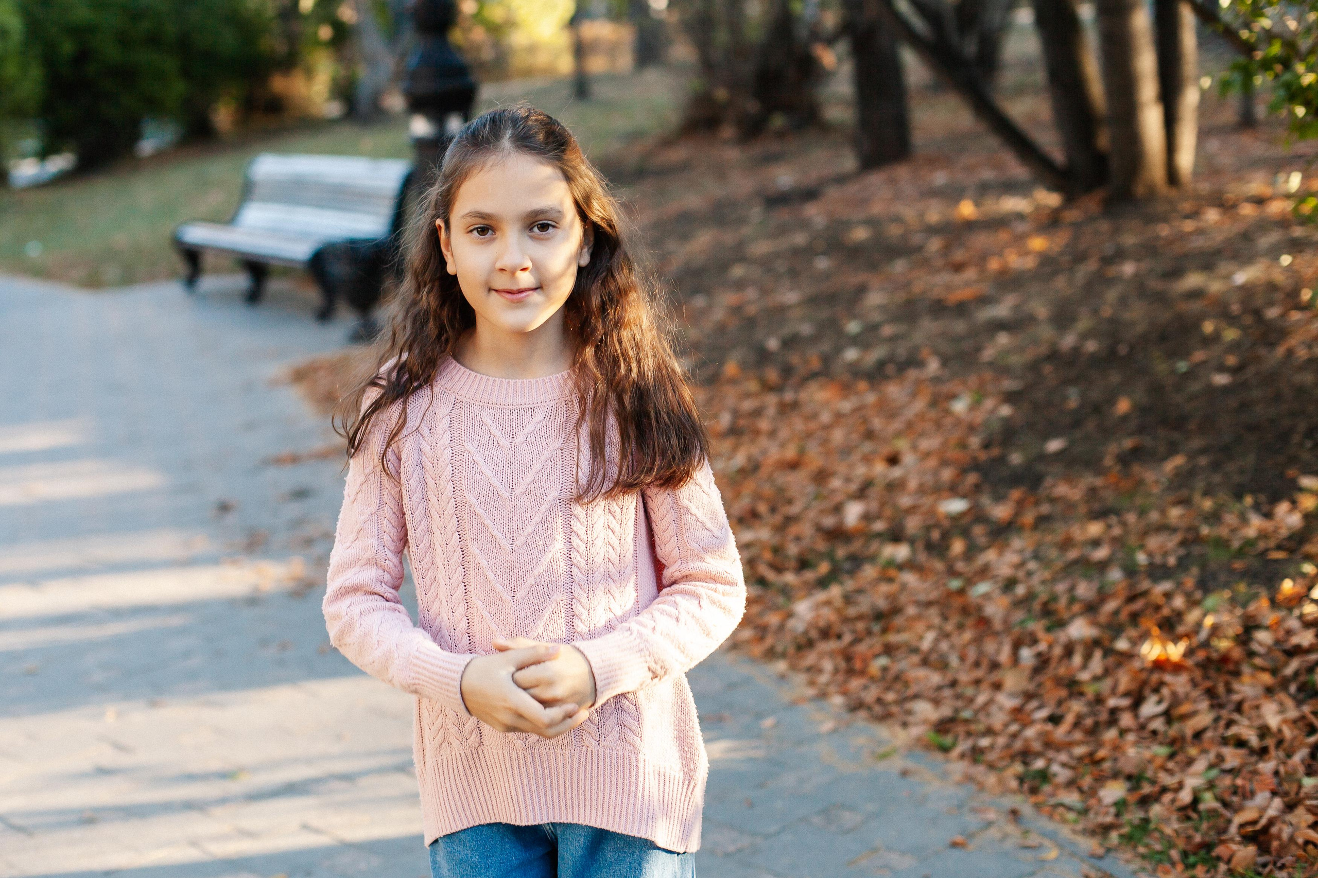 Юля, Аня и Макарик в парке возле Оперного театра. Осень. Семейный фотограф Трусова Евгения в Екатеринбурге
