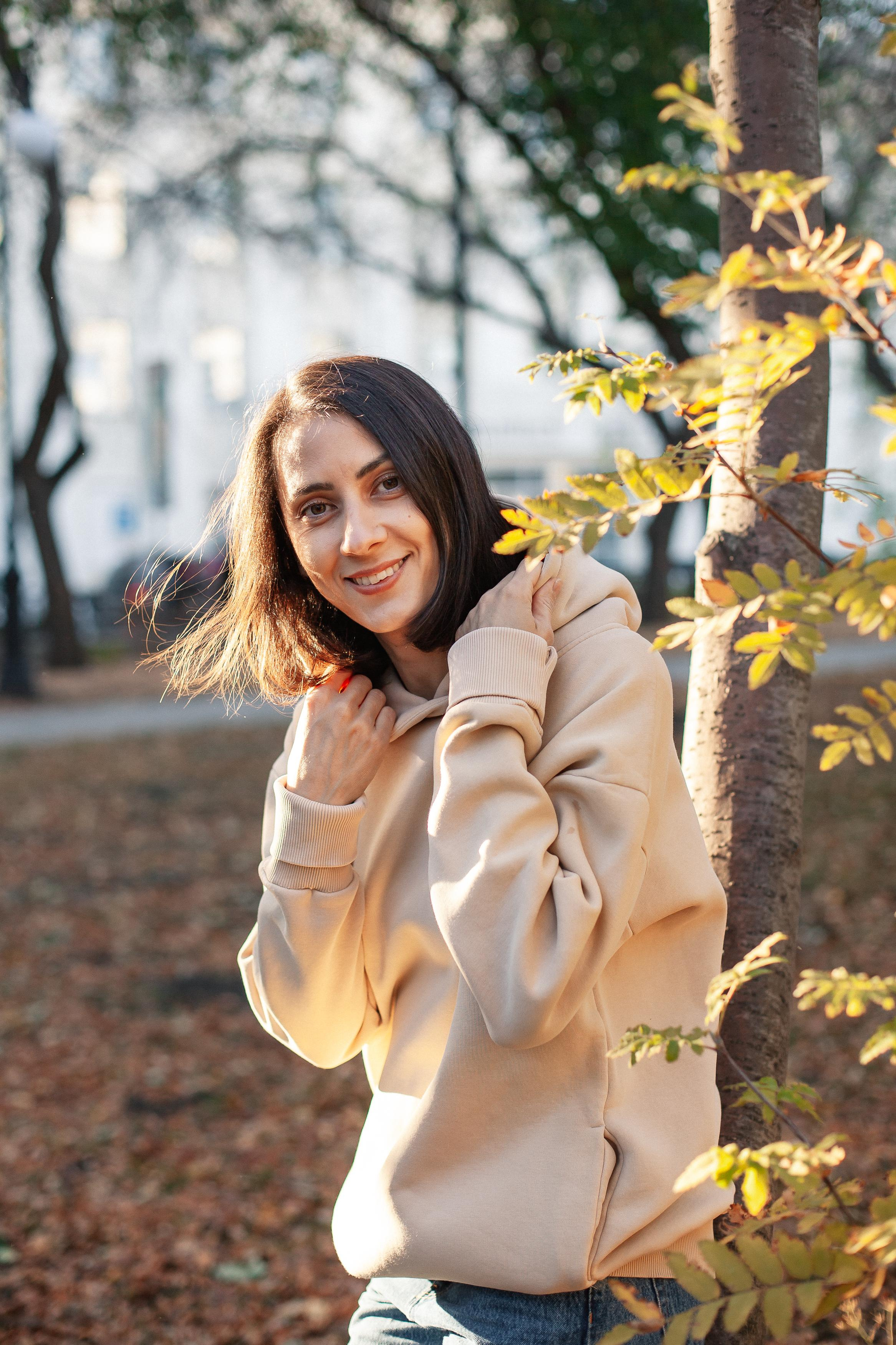 Юля, Аня и Макарик в парке возле Оперного театра. Осень. Семейный фотограф Трусова Евгения в Екатеринбурге