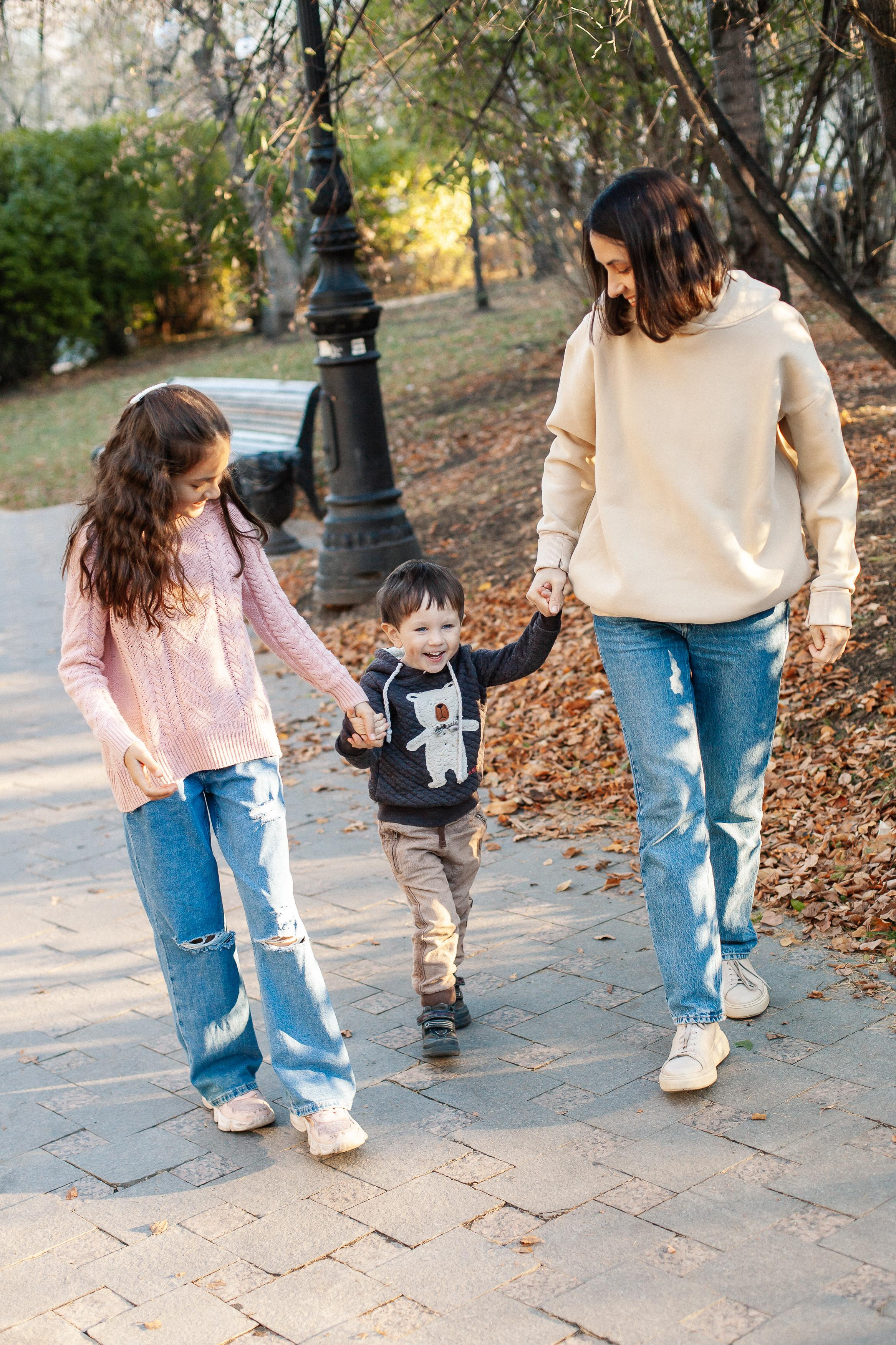 Юля, Аня и Макарик в парке возле Оперного театра. Осень. Семейный фотограф Трусова Евгения в Екатеринбурге
