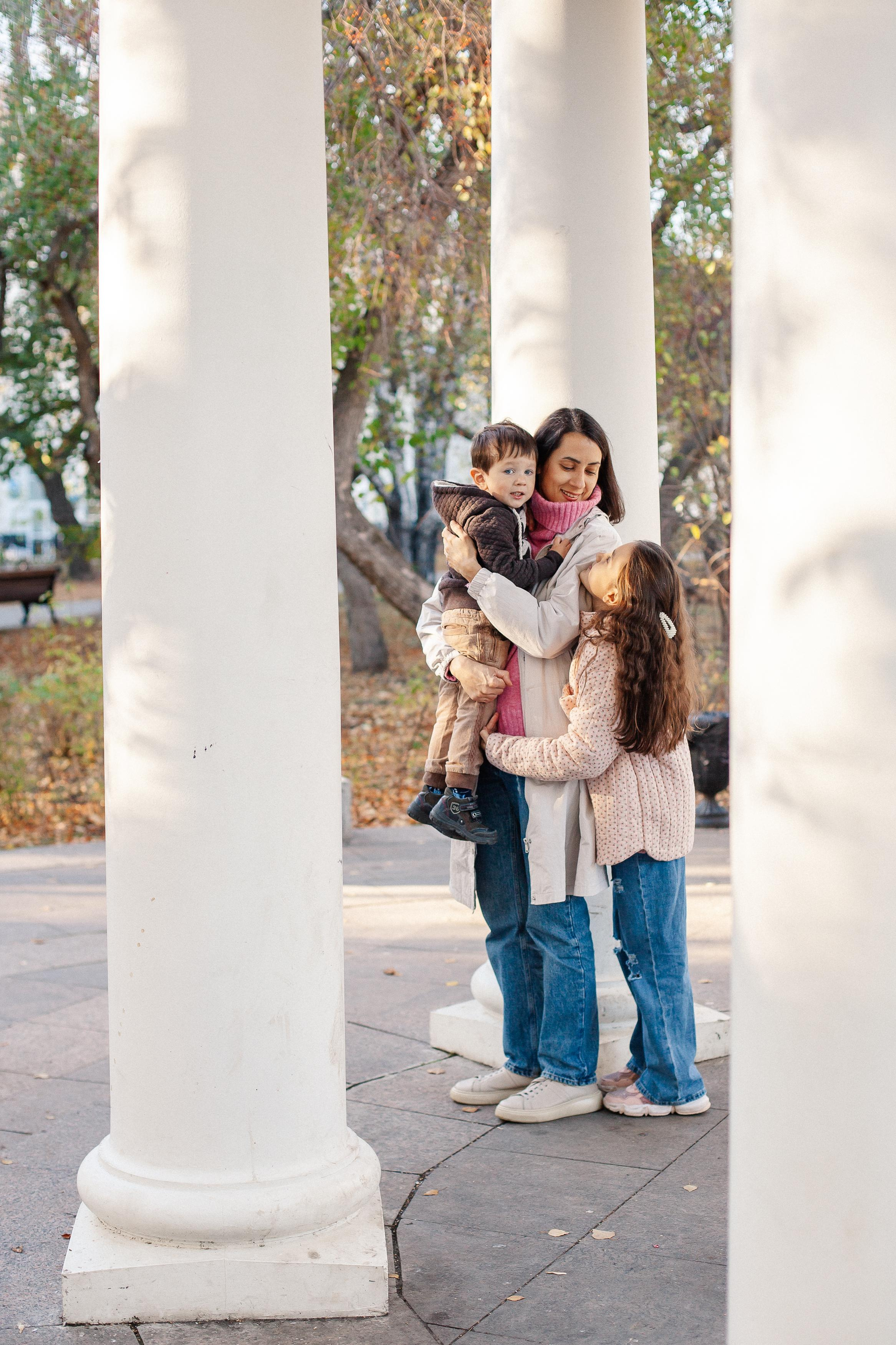 Юля, Аня и Макарик в парке возле Оперного театра. Осень. Семейный фотограф Трусова Евгения в Екатеринбурге