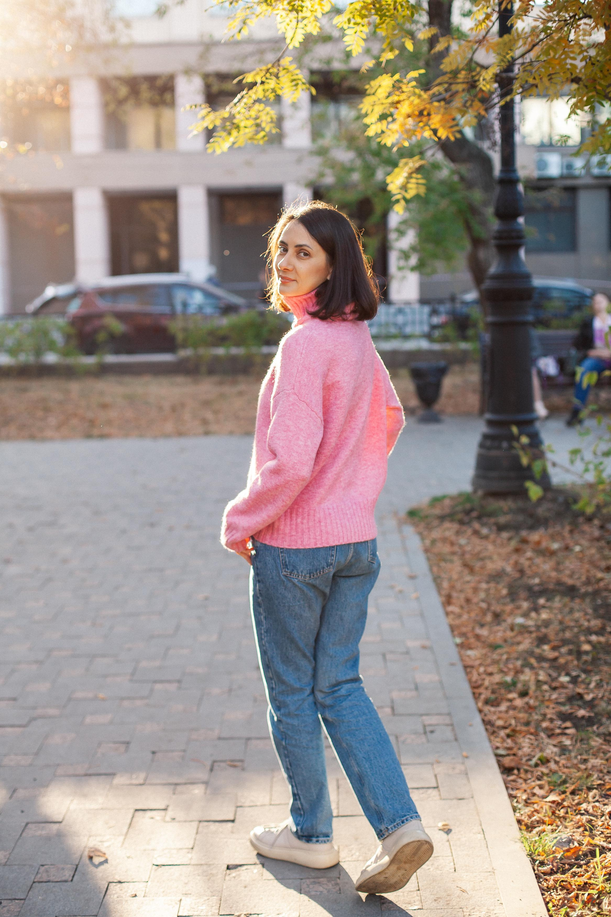 Юля, Аня и Макарик в парке возле Оперного театра. Осень. Семейный фотограф Трусова Евгения в Екатеринбурге