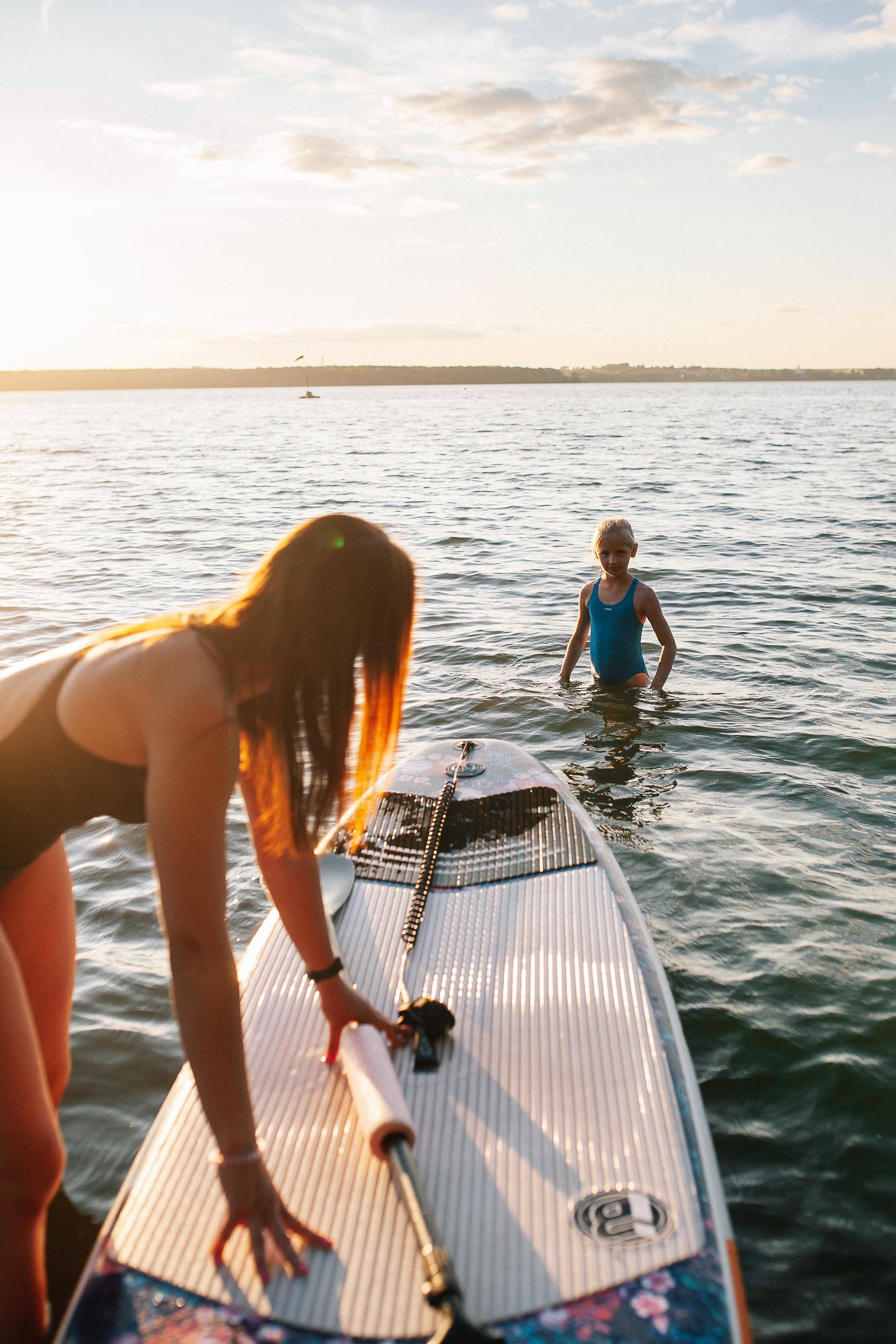 Маша и Юля на сапбордах. Семейный фотограф Трусова Евгения в Екатеринбурге
